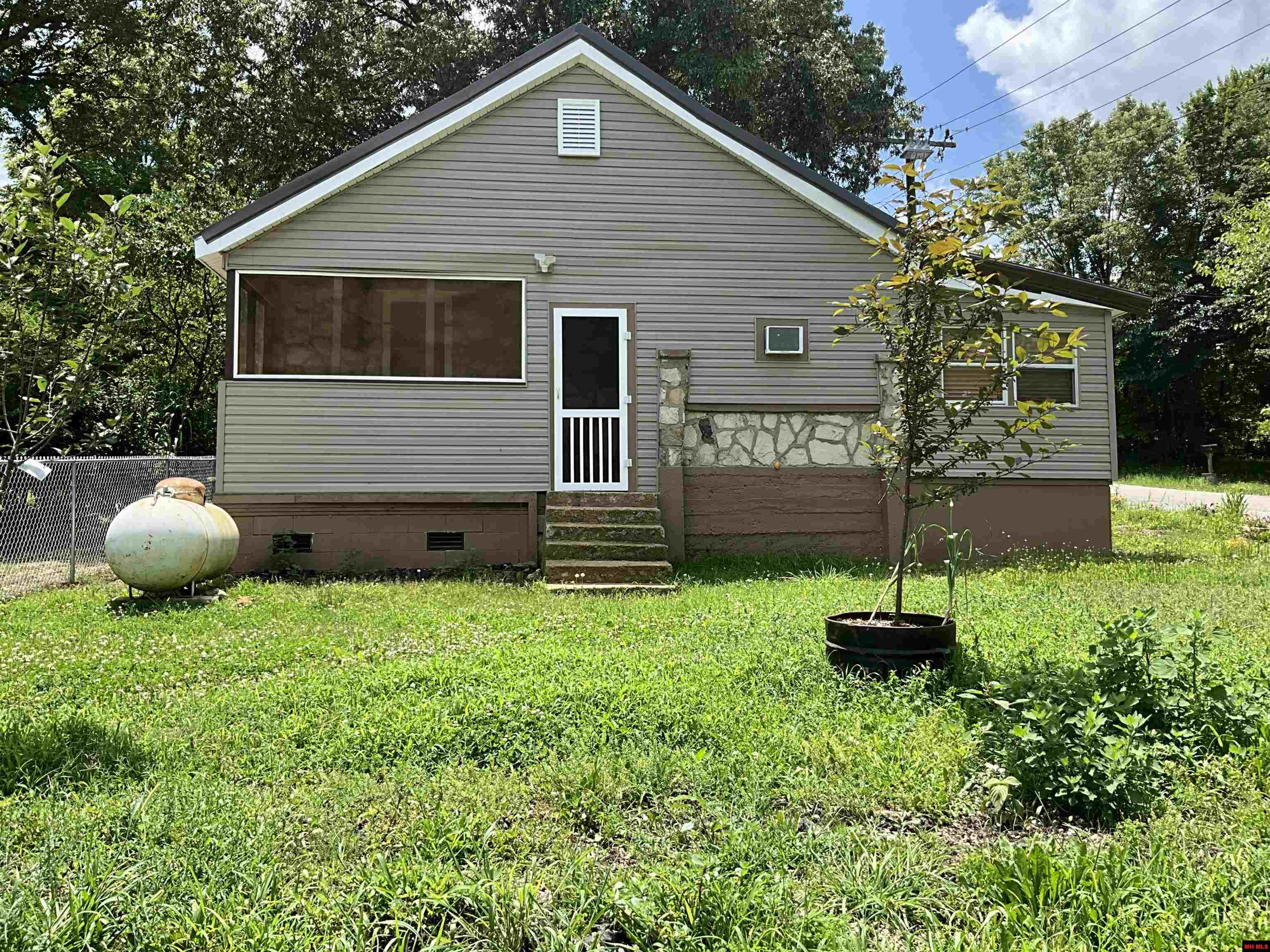 929 RACE STREET Thayer, AR