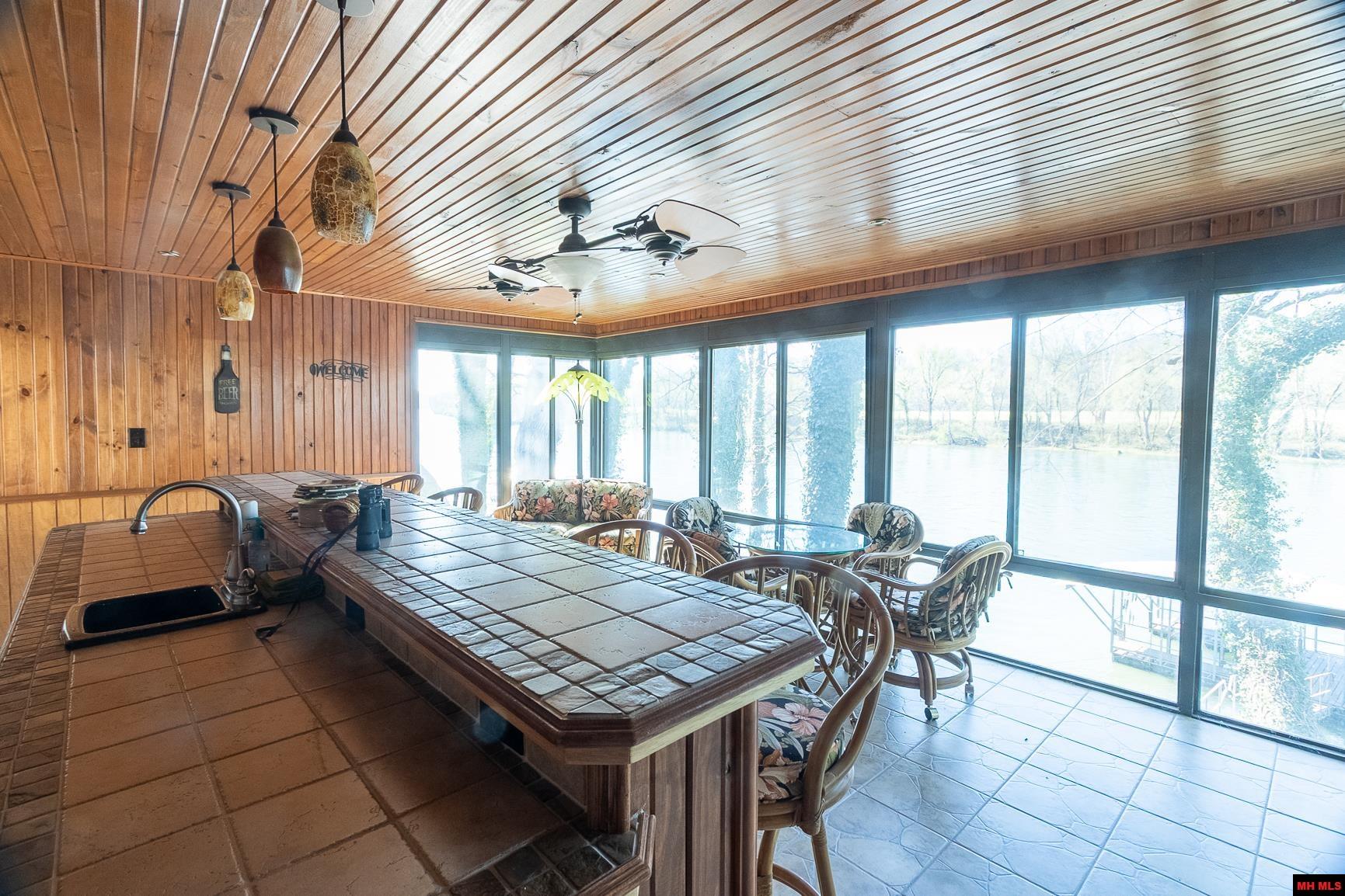 656 Valley Airport Drive