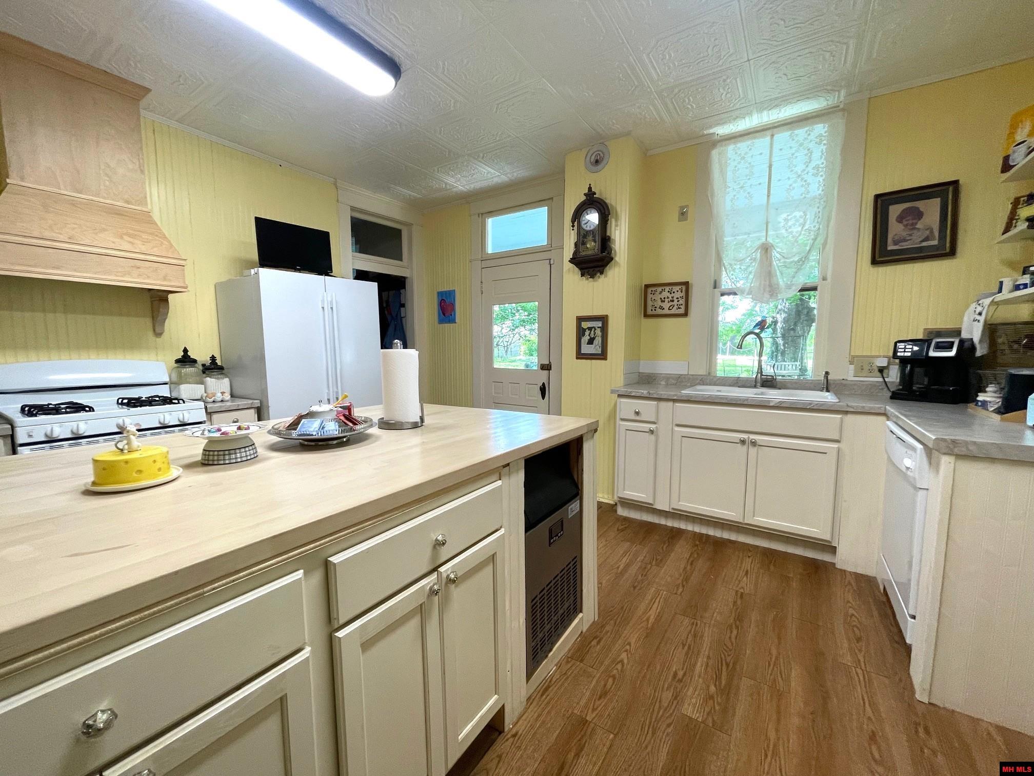 359 VALLEY STREET Yellville, AR 72687