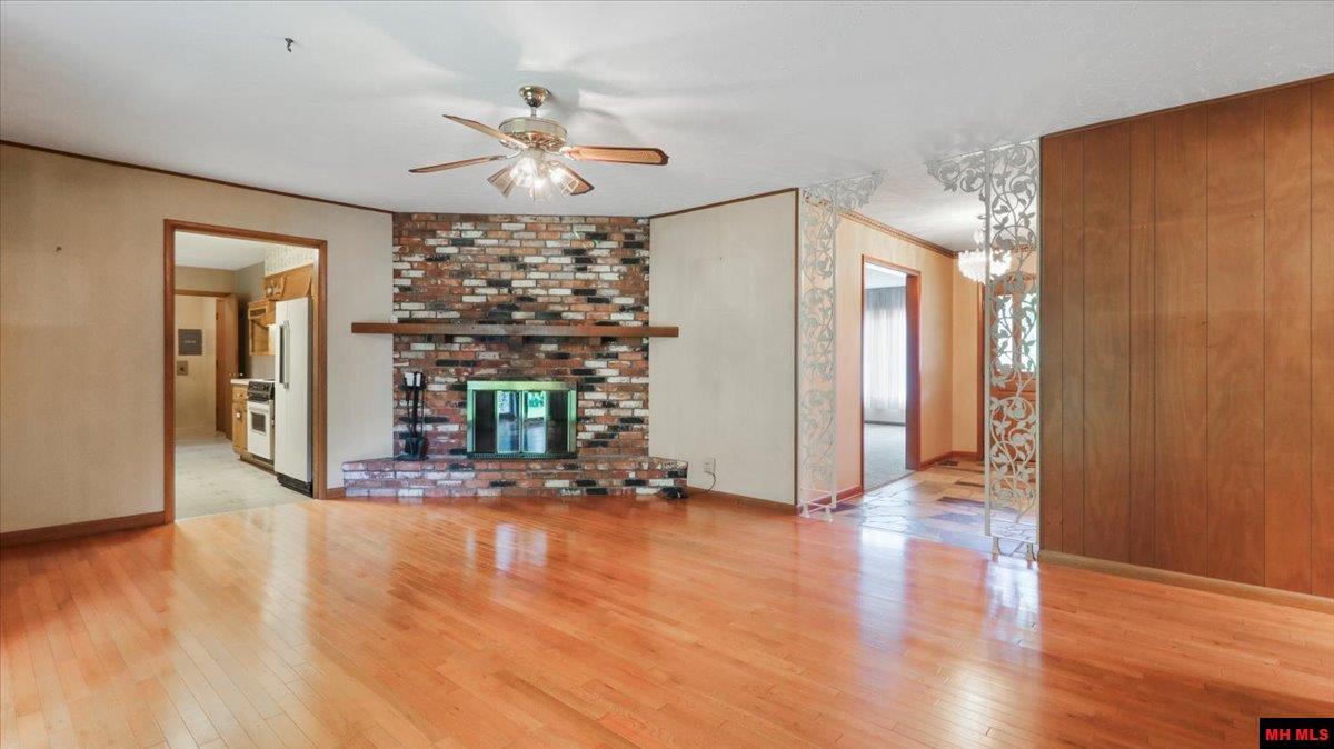 619 E HOLLAND DRIVE Springfield, MO 65807