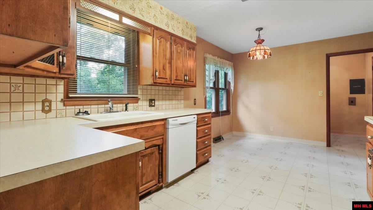 619 E HOLLAND DRIVE Springfield, MO 65807