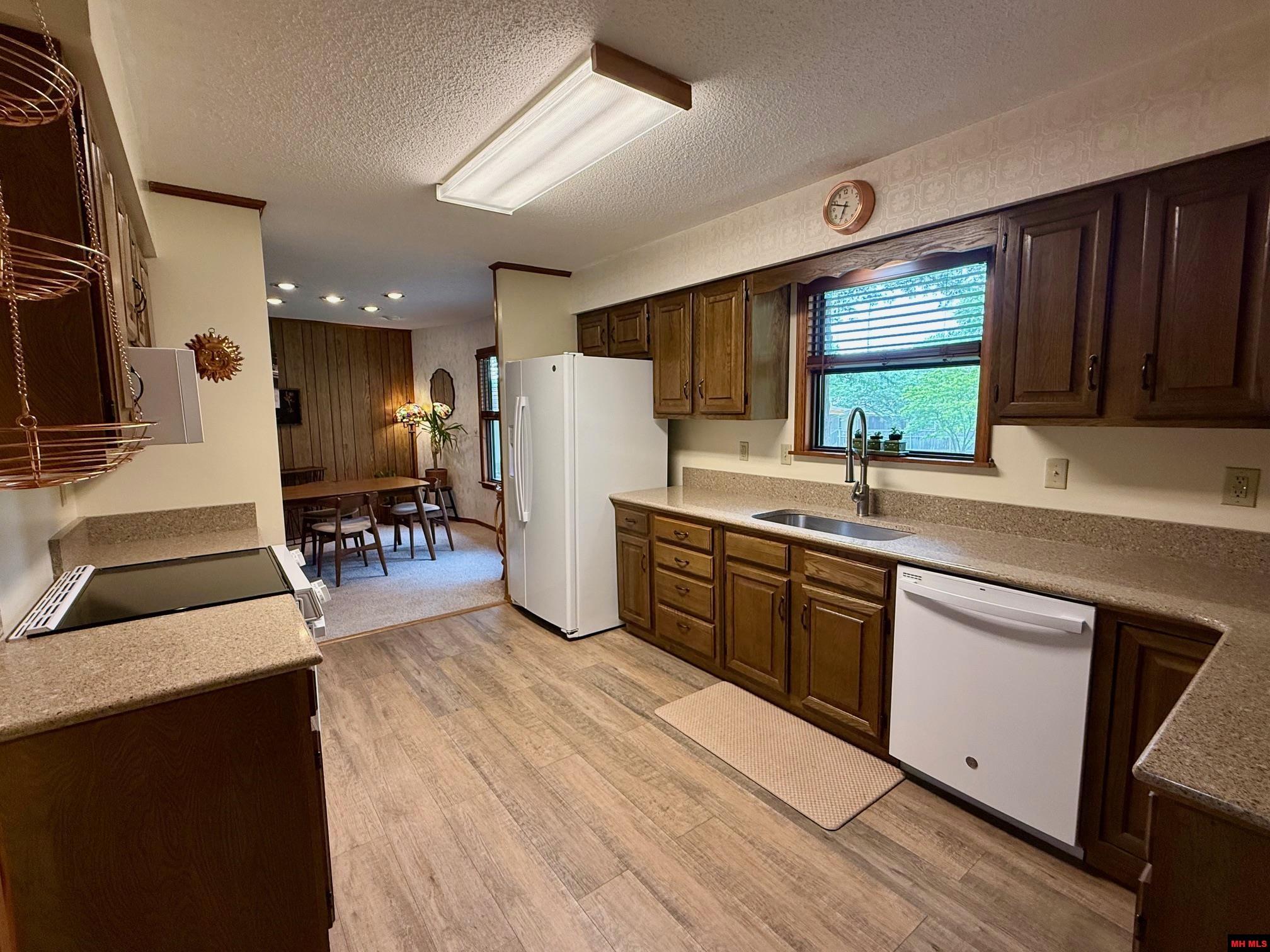 208 S KINGSWOOD DRIVE Mountain Home, AR 72653