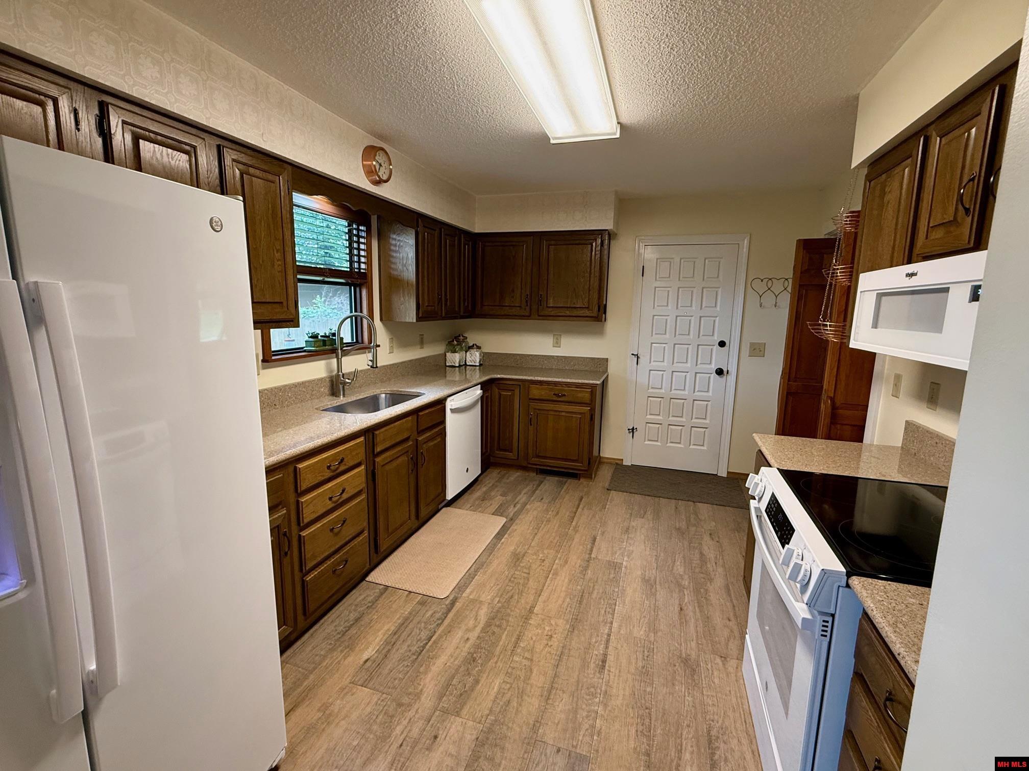 208 S KINGSWOOD DRIVE Mountain Home, AR 72653