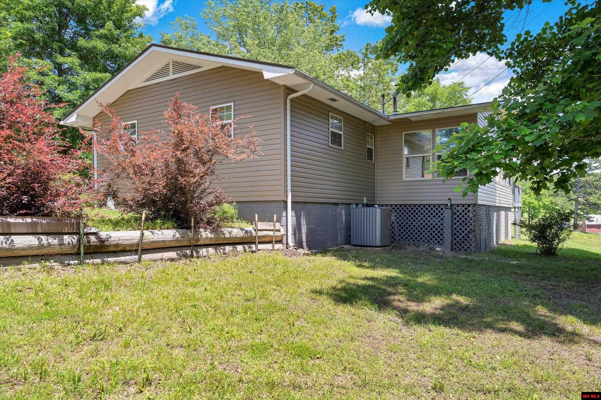 108 GREGORY STREET Norfork, AR 72658