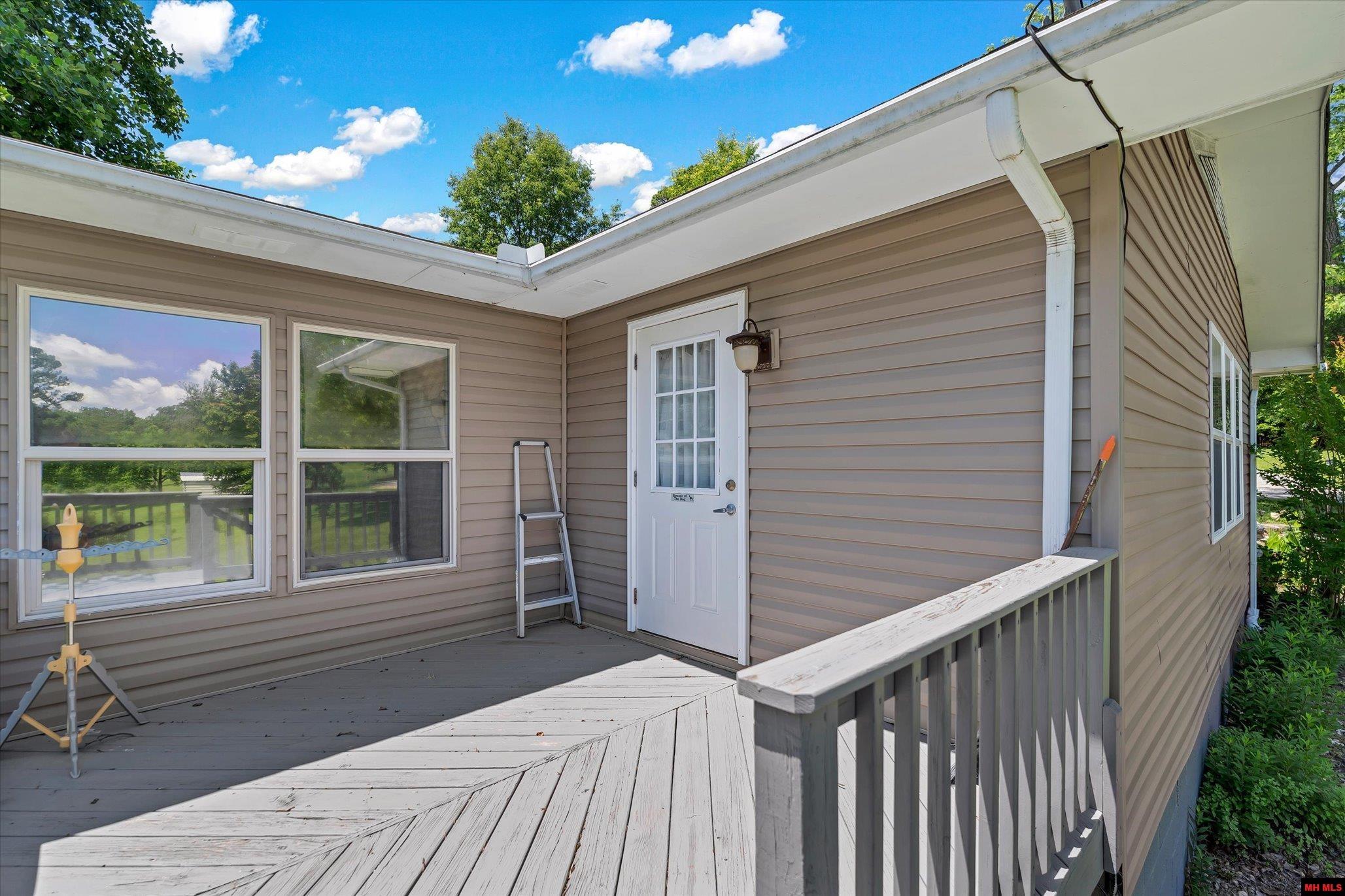 108 GREGORY STREET Norfork, AR 72658