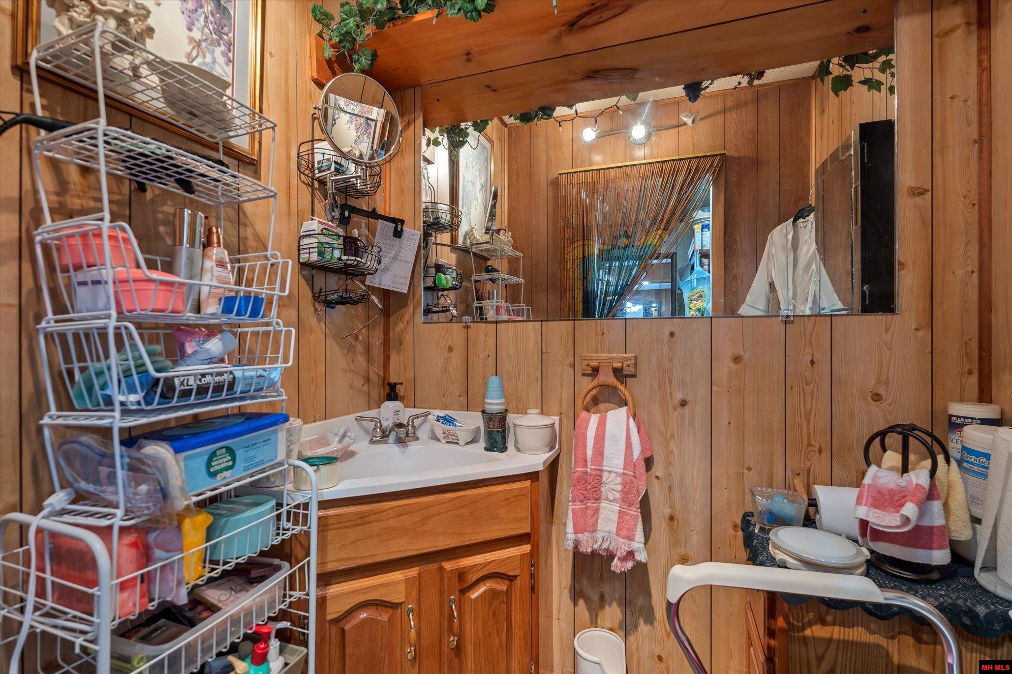 108 GREGORY STREET Norfork, AR 72658