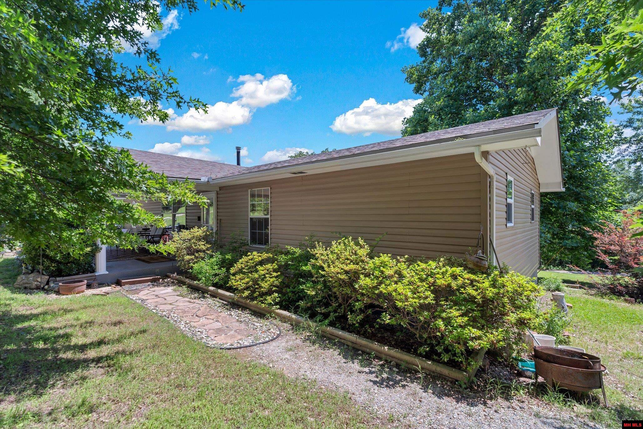 108 GREGORY STREET Norfork, AR 72658