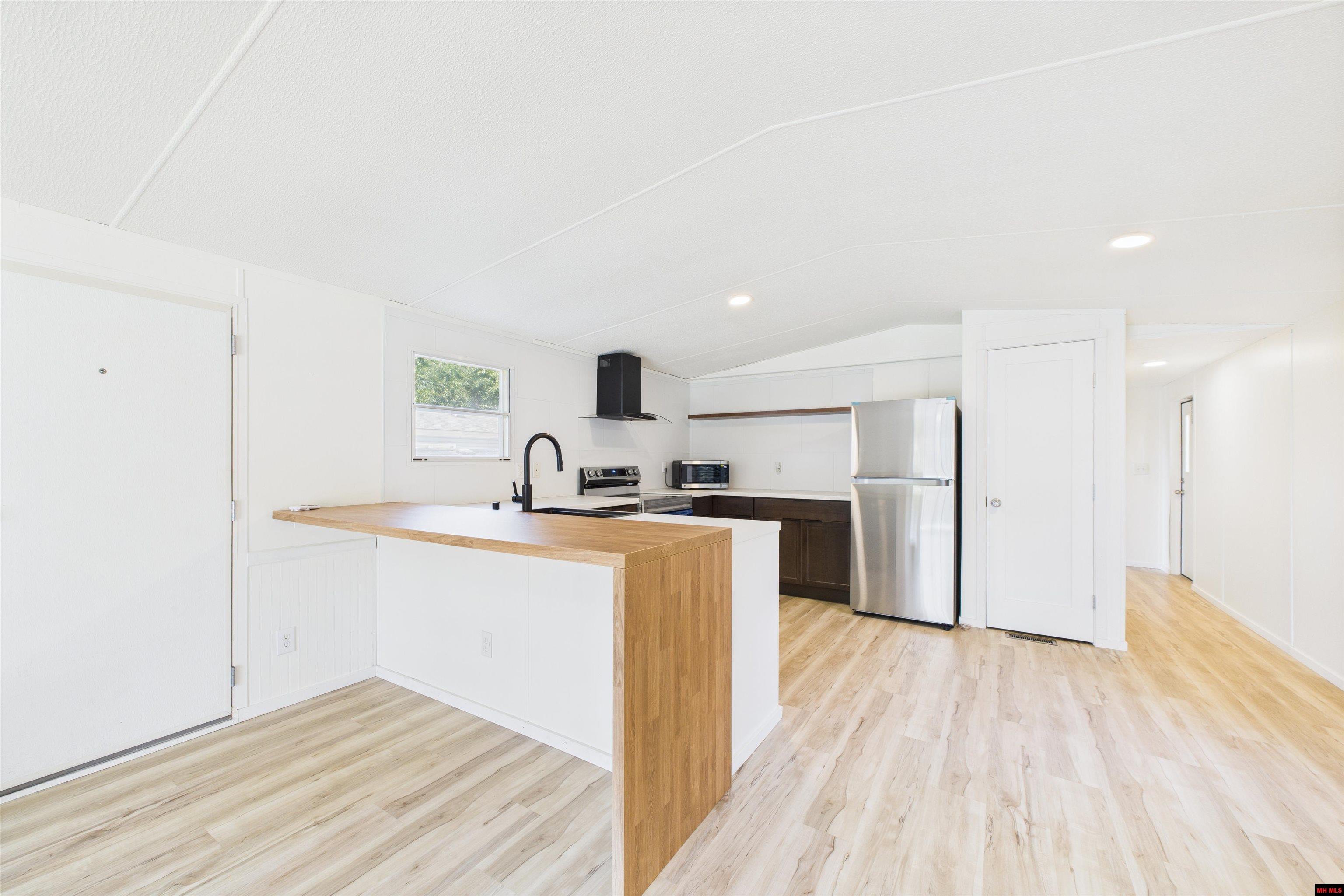 2111 WEST ROAD Mountain Home, AR