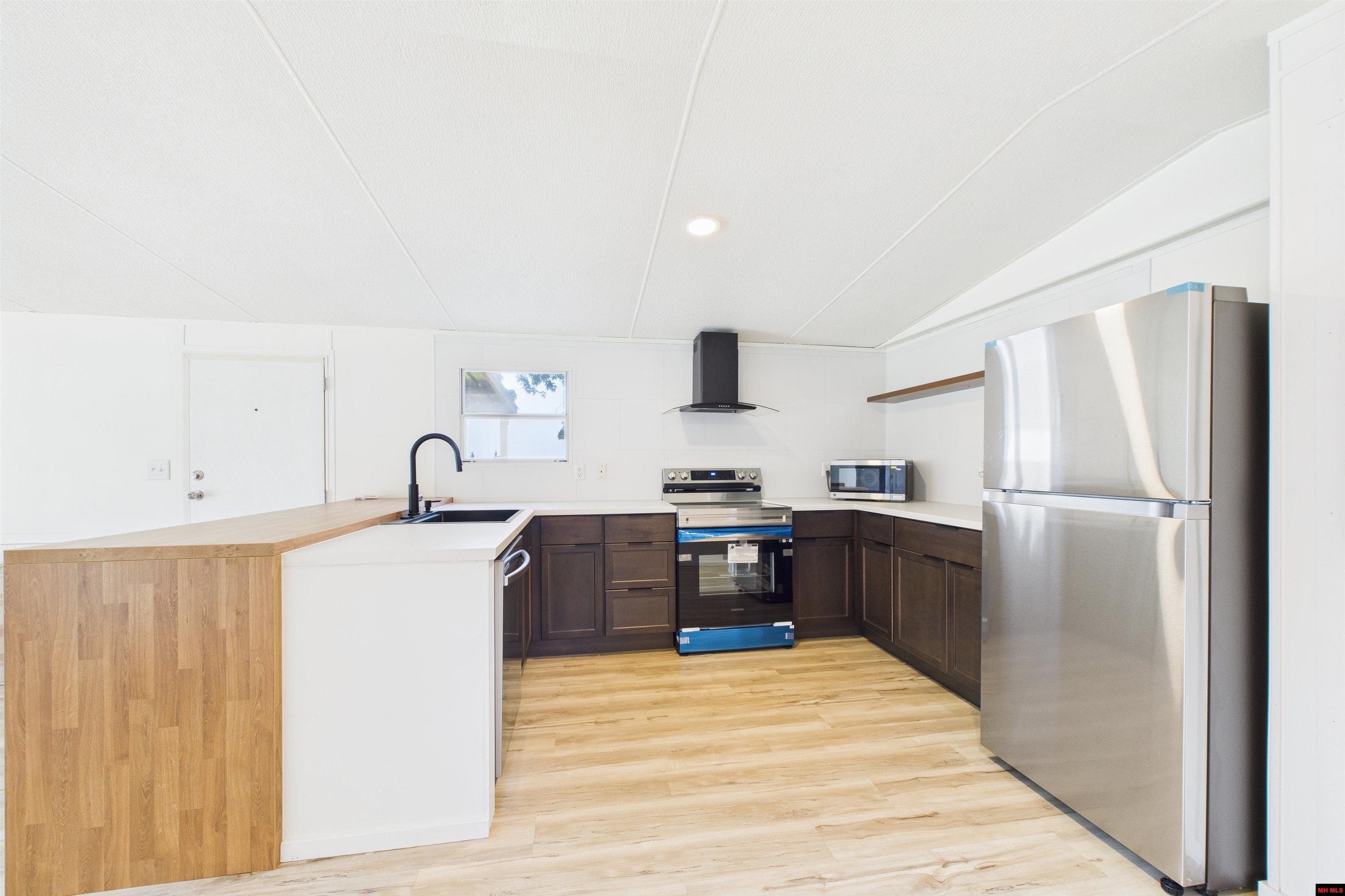 2111 WEST ROAD Mountain Home, AR