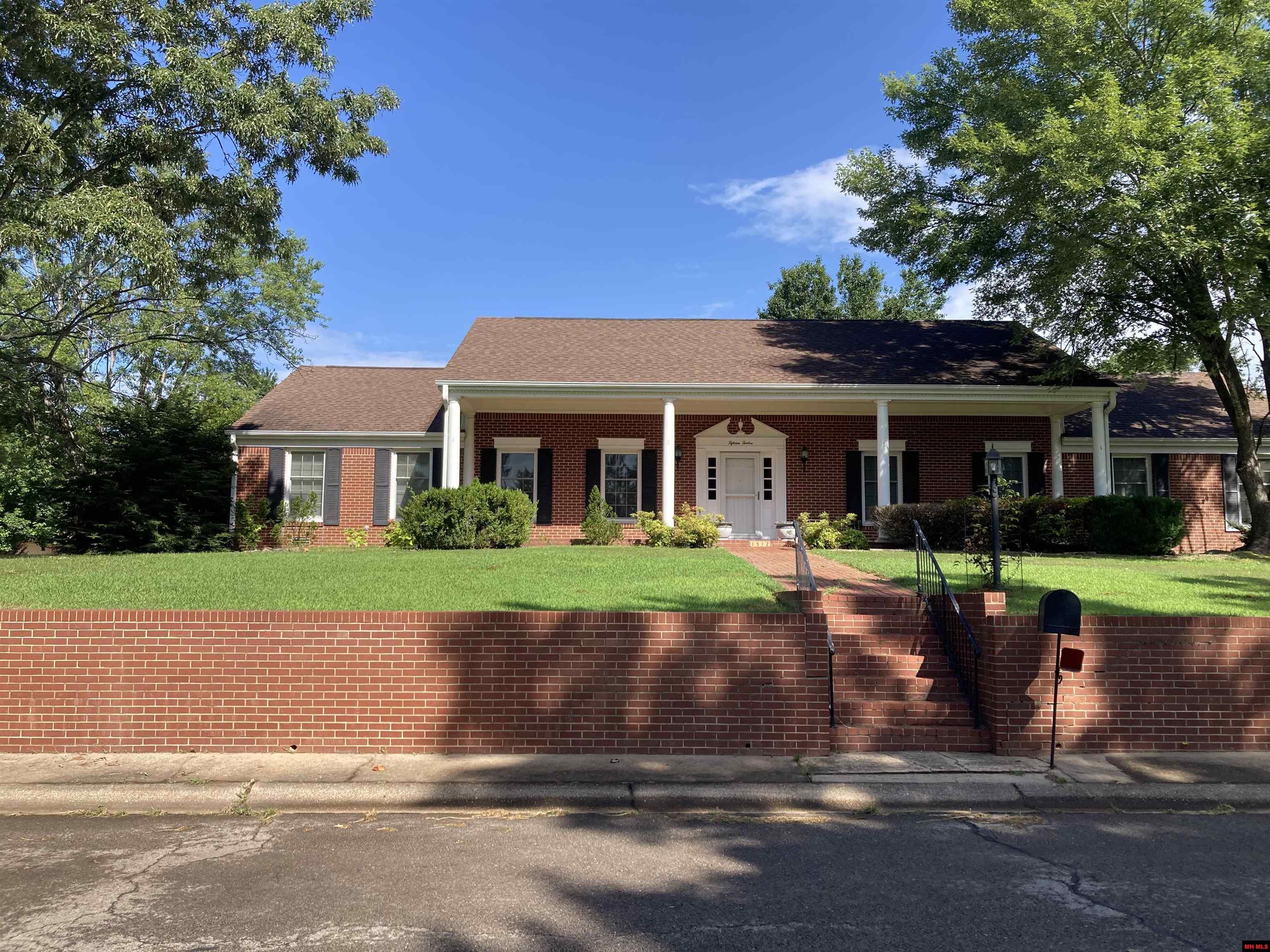 1512 MANOR | Mountain Home, AR