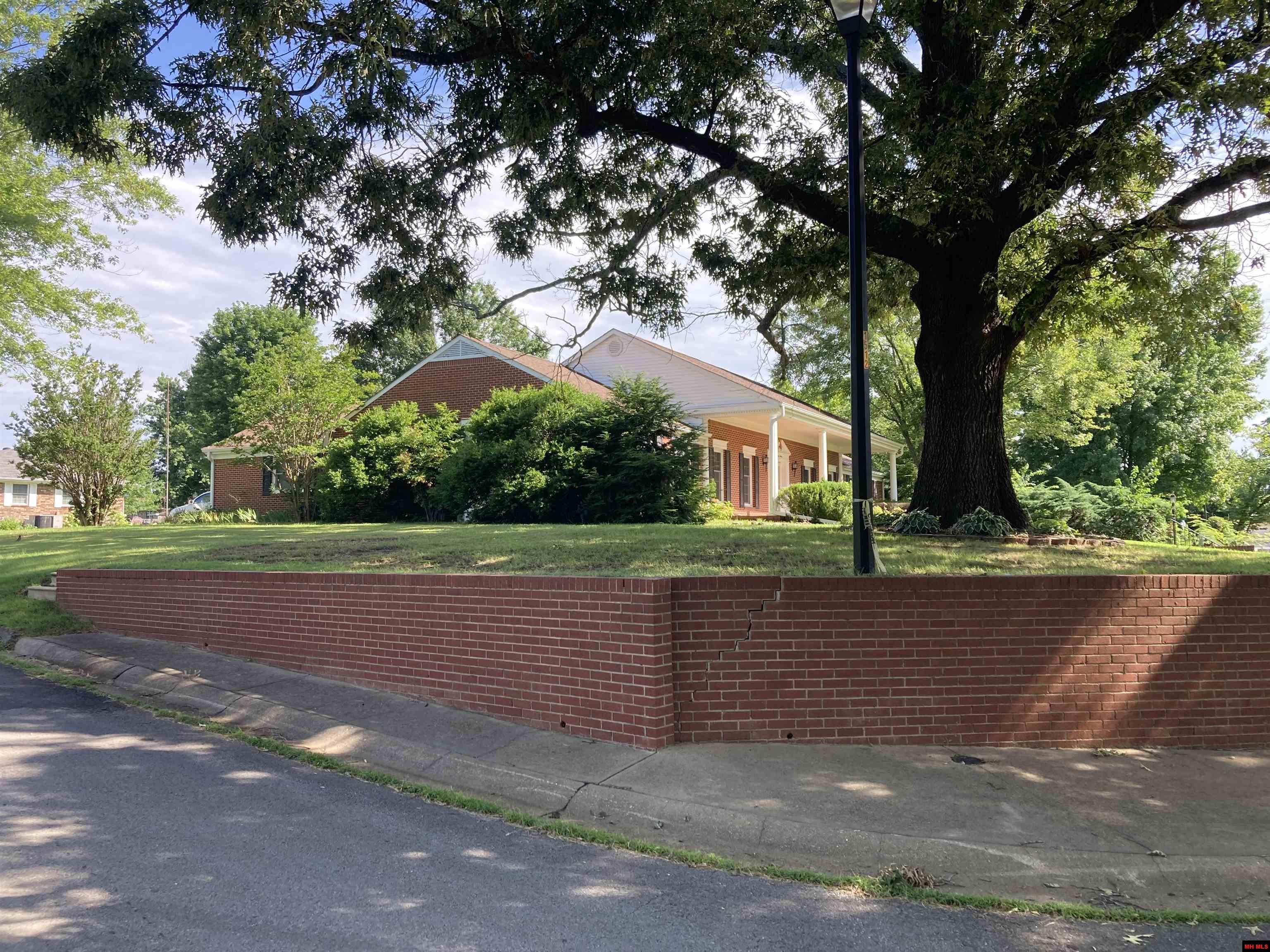 1512 MANOR Mountain Home, AR