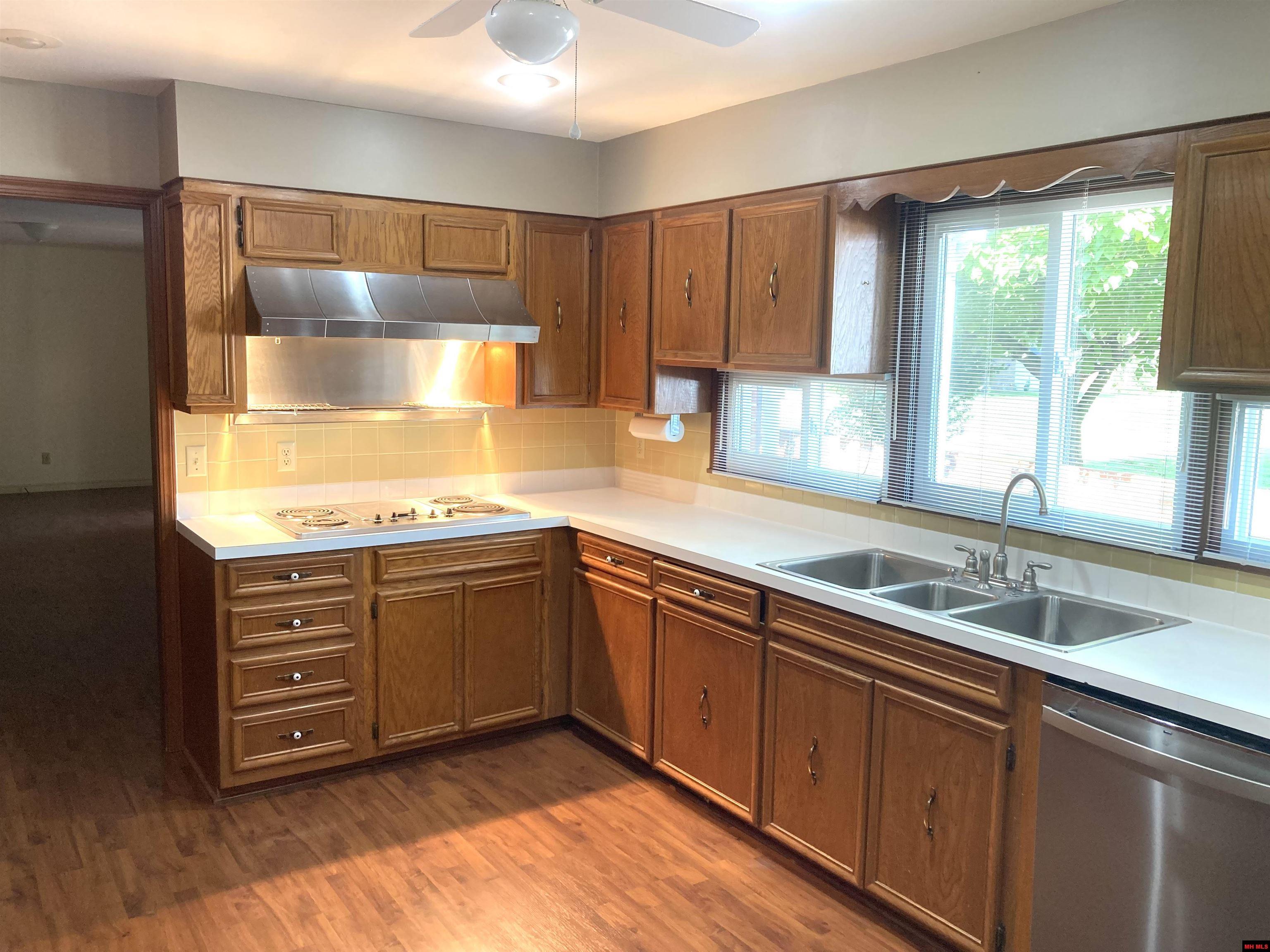 1512 MANOR Mountain Home, AR
