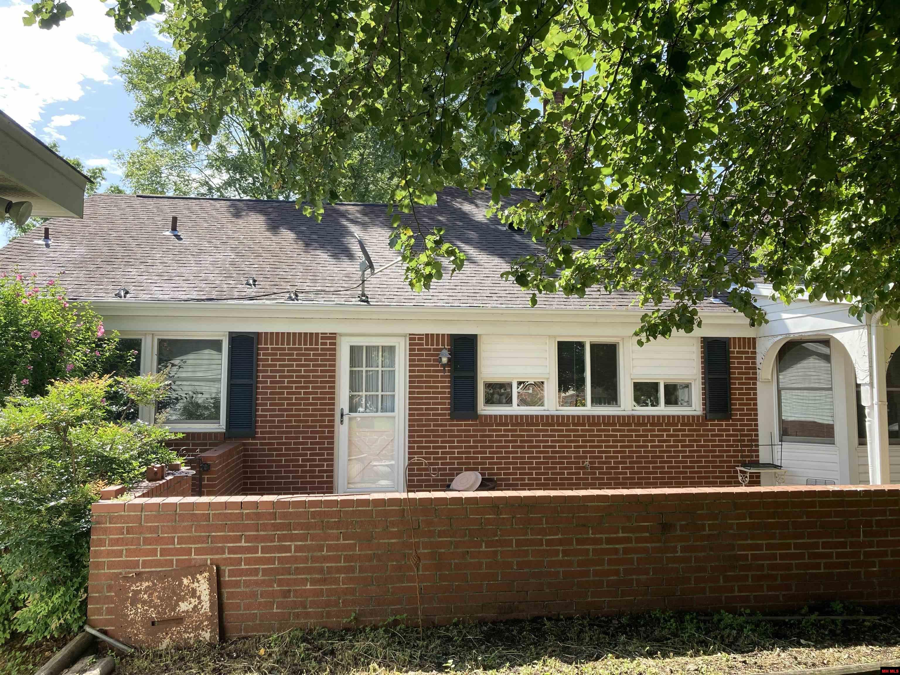 1512 MANOR Mountain Home, AR