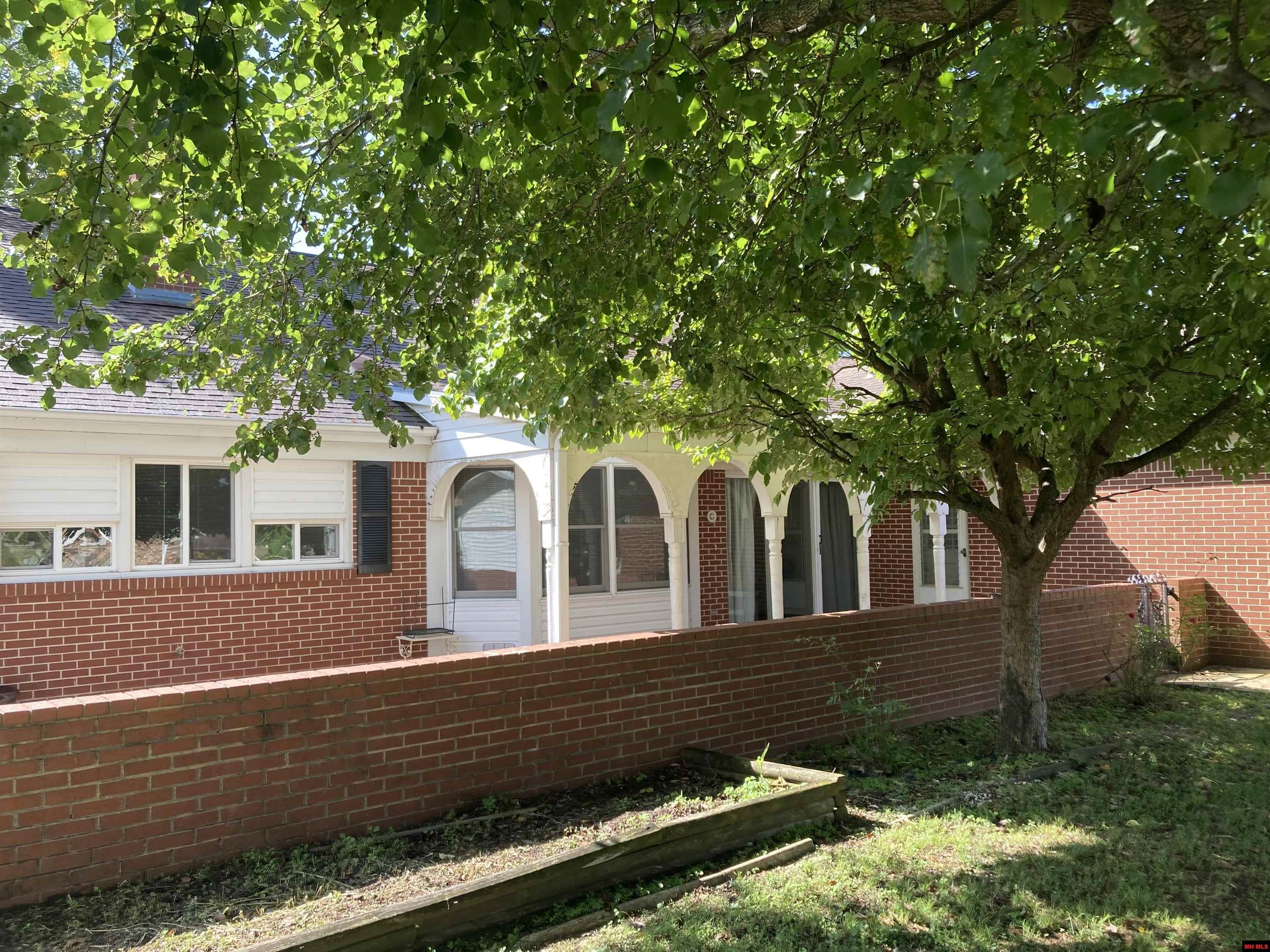 1512 MANOR Mountain Home, AR