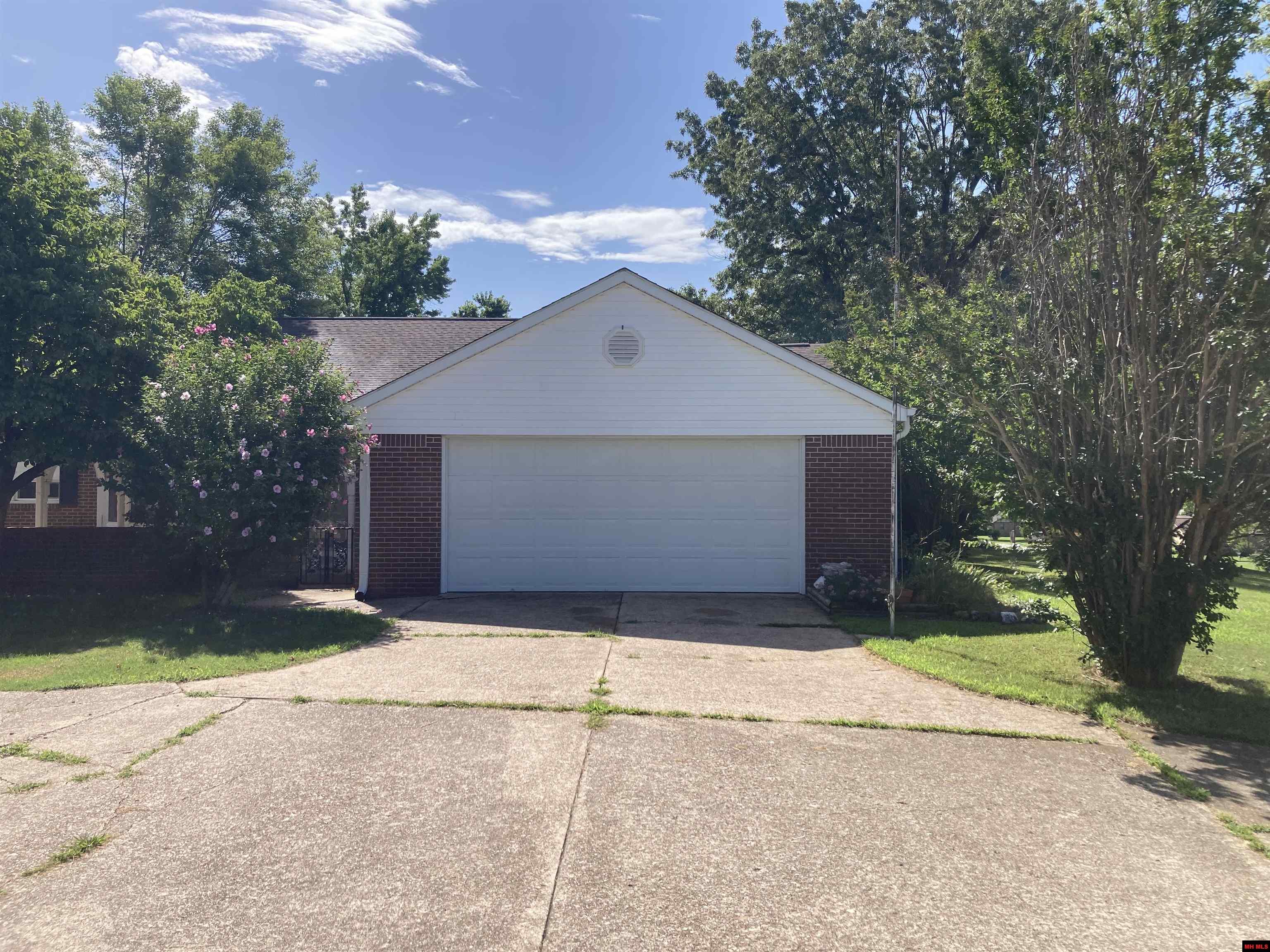 1512 MANOR Mountain Home, AR