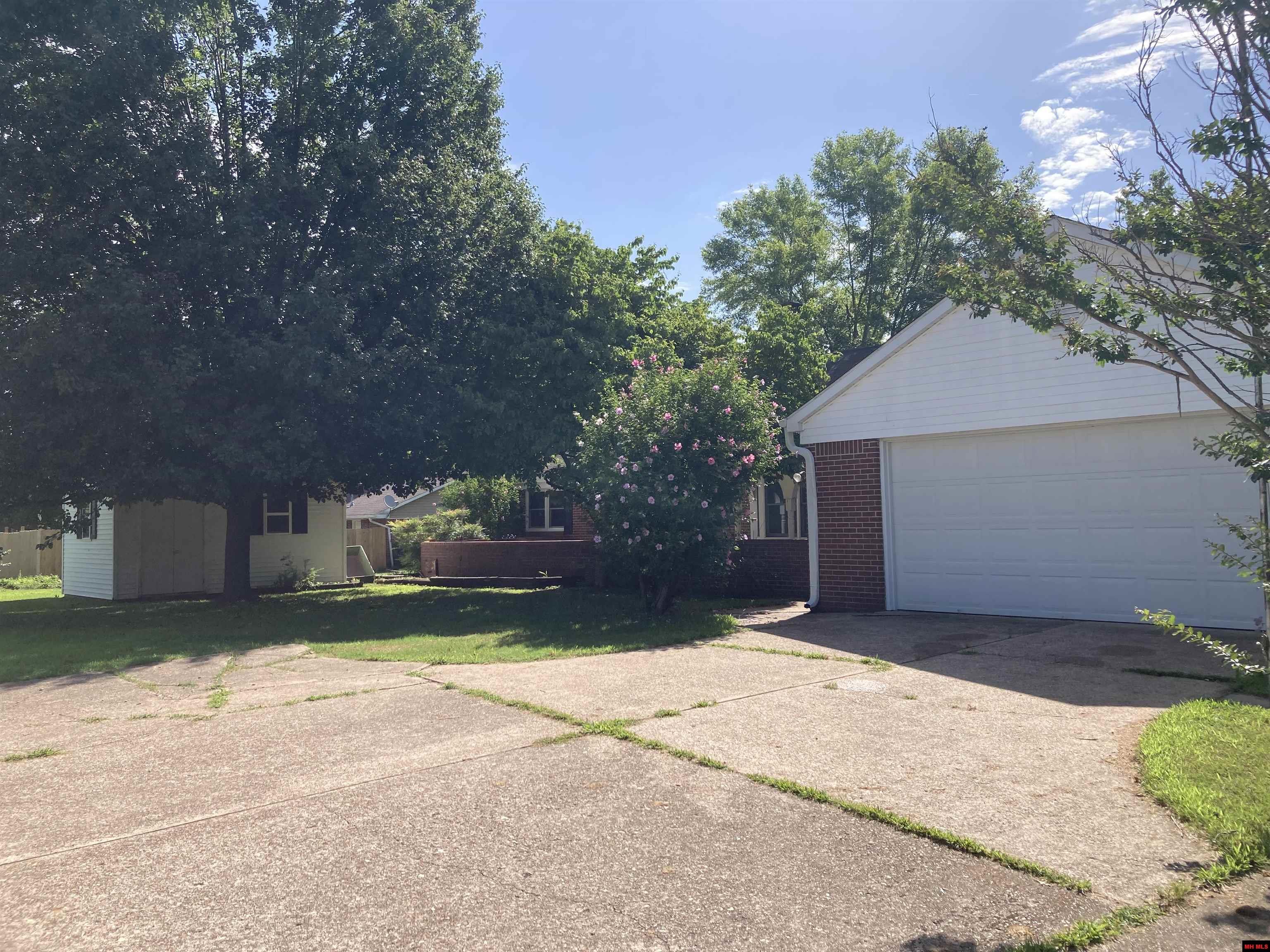 1512 MANOR Mountain Home, AR