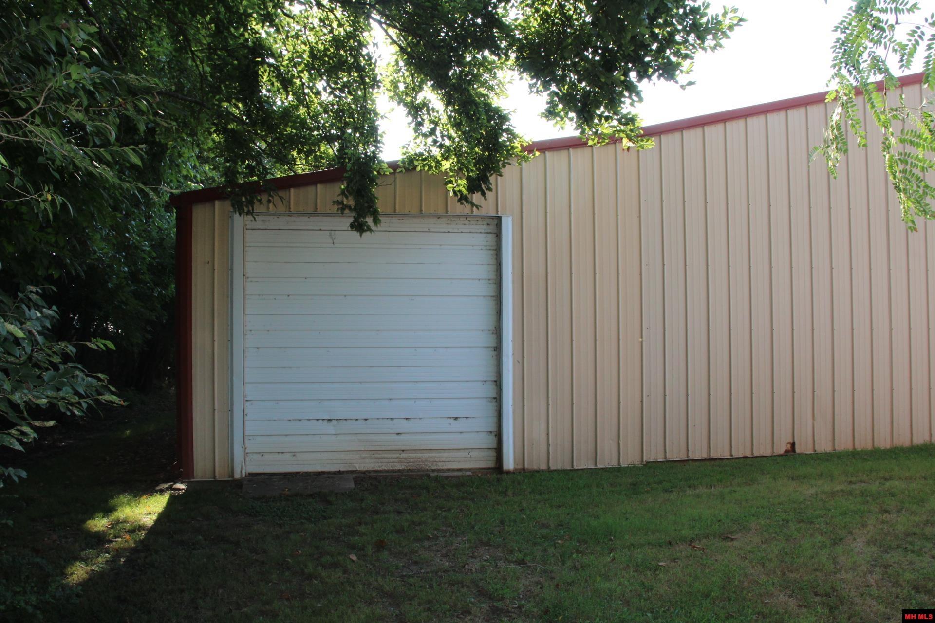256 D & D PLAZA Yellville, AR