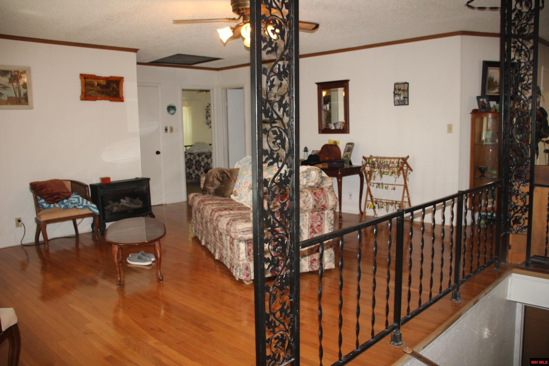 12366 NW HWY 125 Yellville, AR 72687