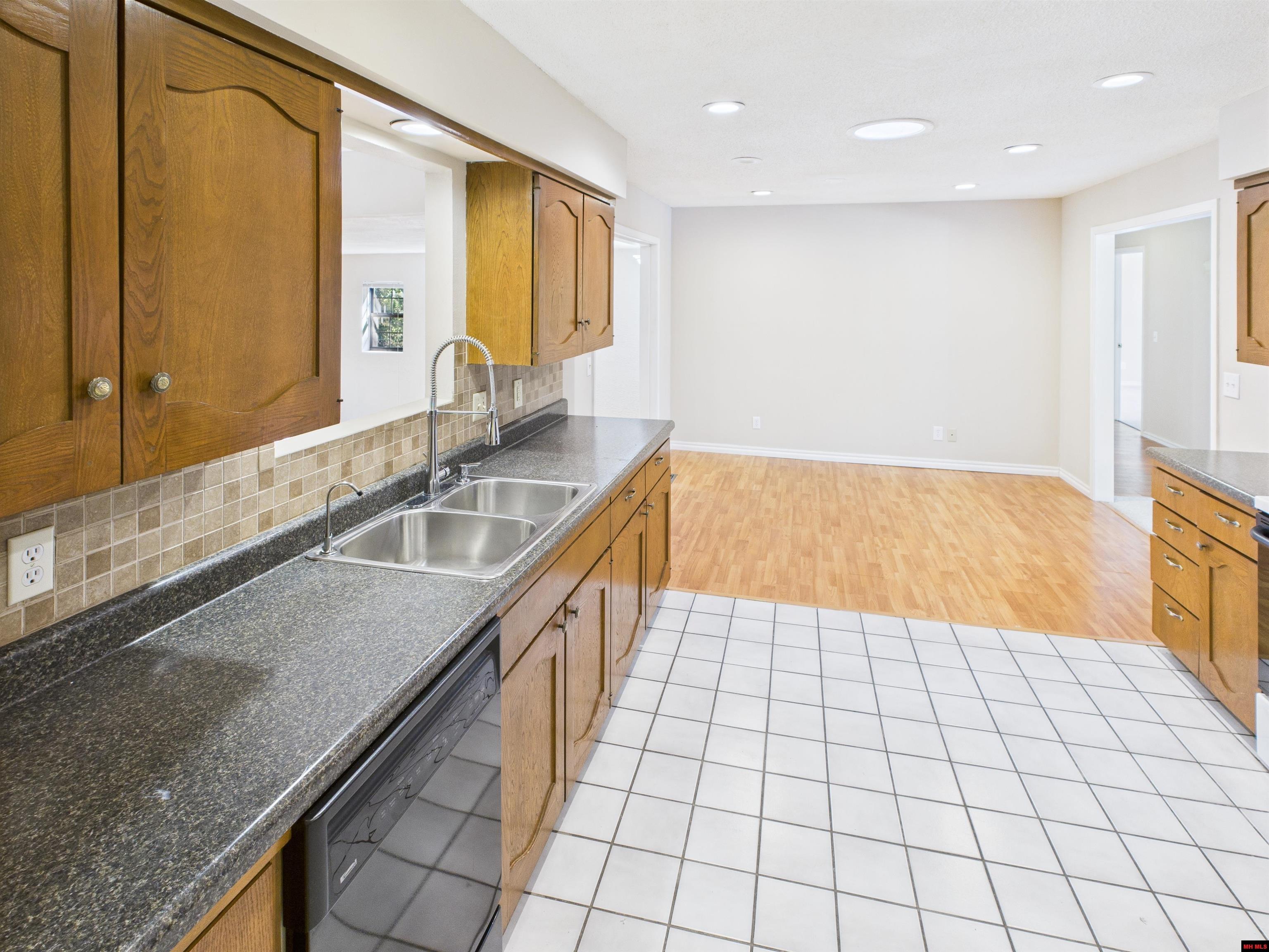 1138 MEADOWCREST DRIVE Mountain Home, AR 72653