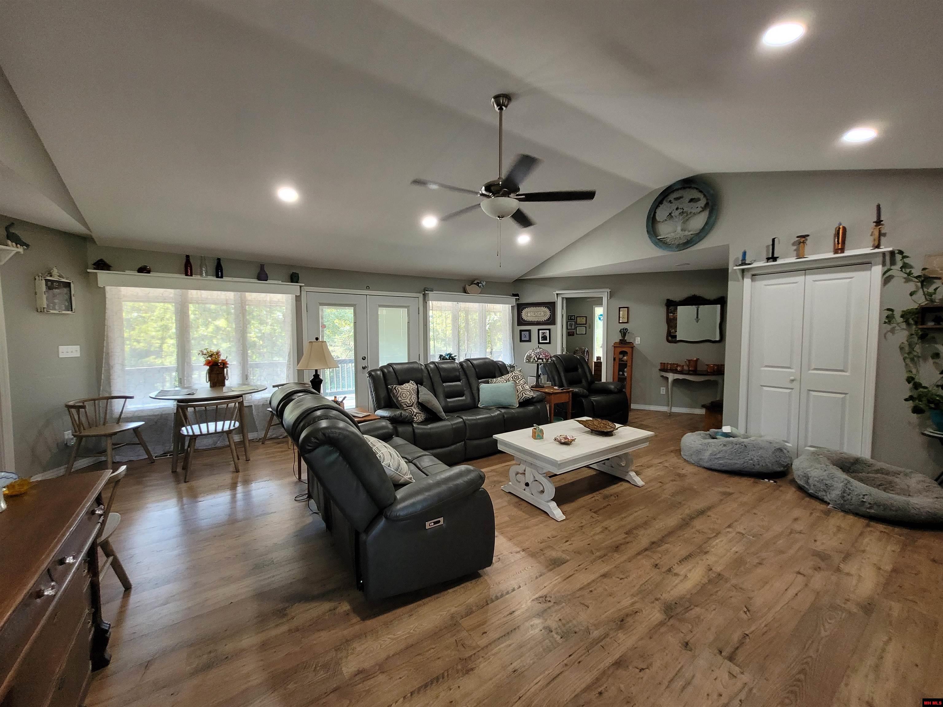 310 W GREEN VALLEY DRIVE Horseshoe Bend, AR 72512