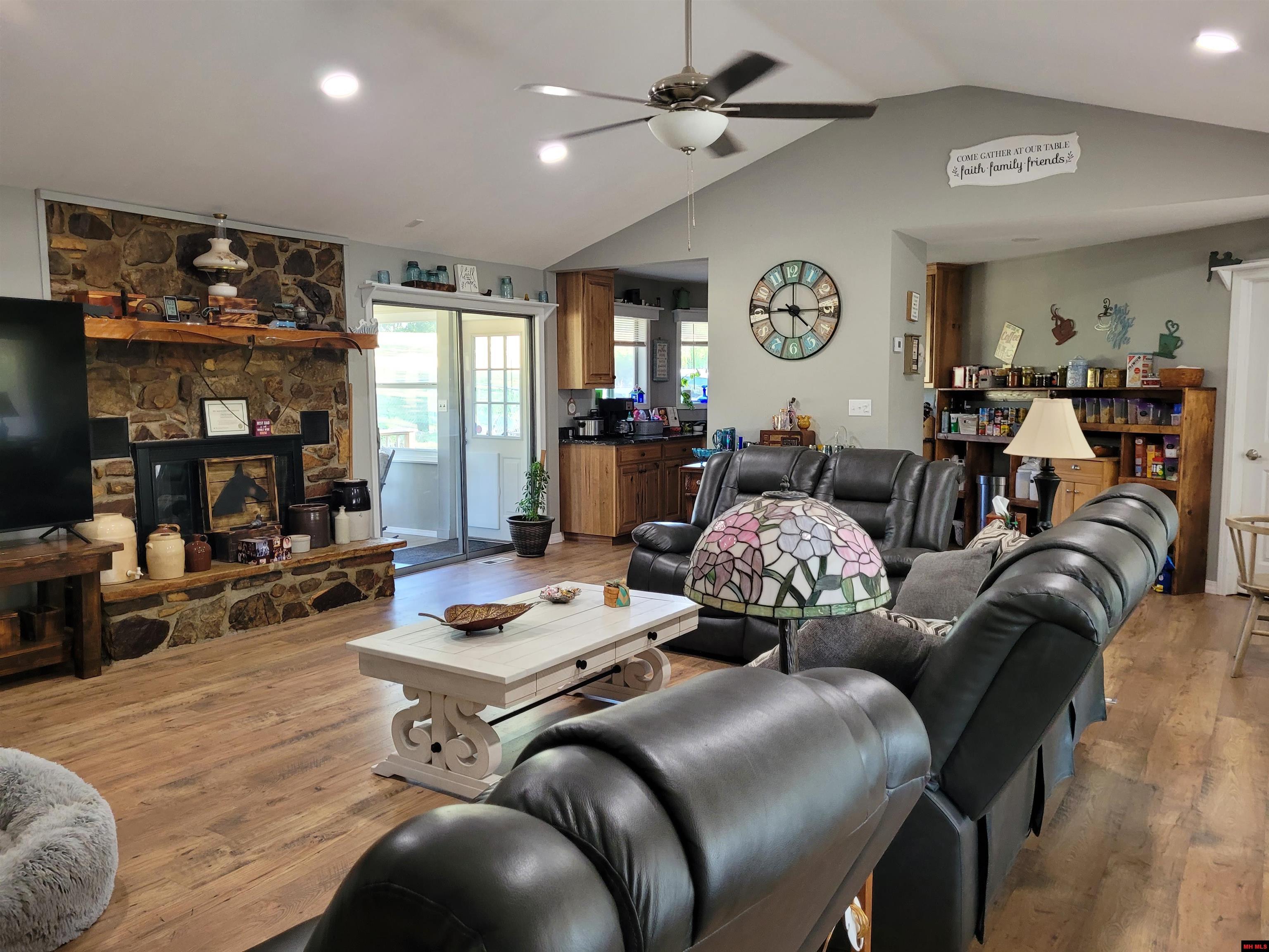 310 W GREEN VALLEY DRIVE Horseshoe Bend, AR 72512