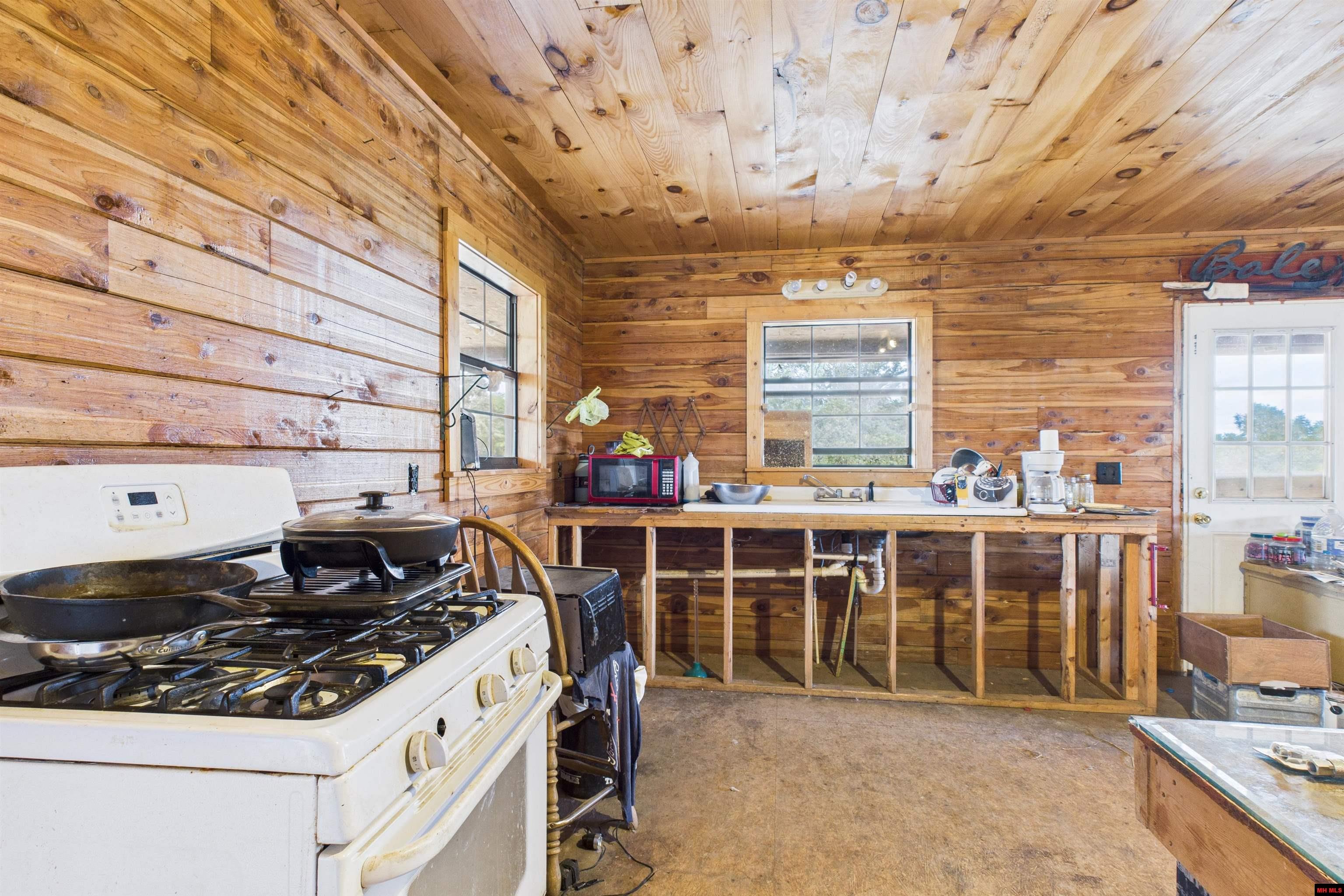 1246 STATE HWY EE Bakersfield, AR 65609