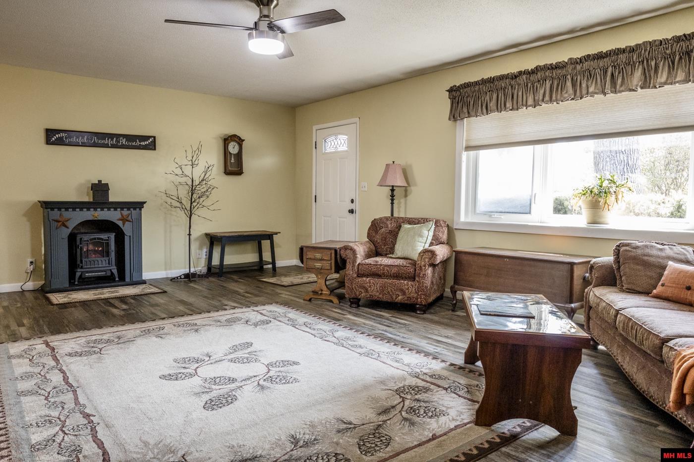 608 OAK STREET Gassville, AR 72635