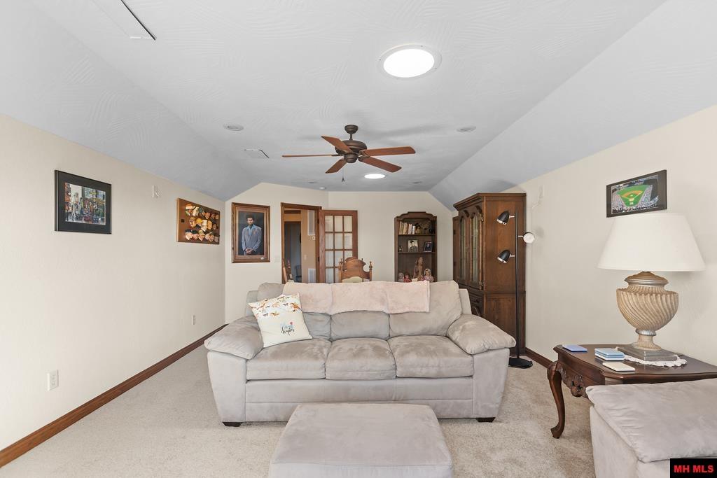 1211 Chestnut Hills Drive