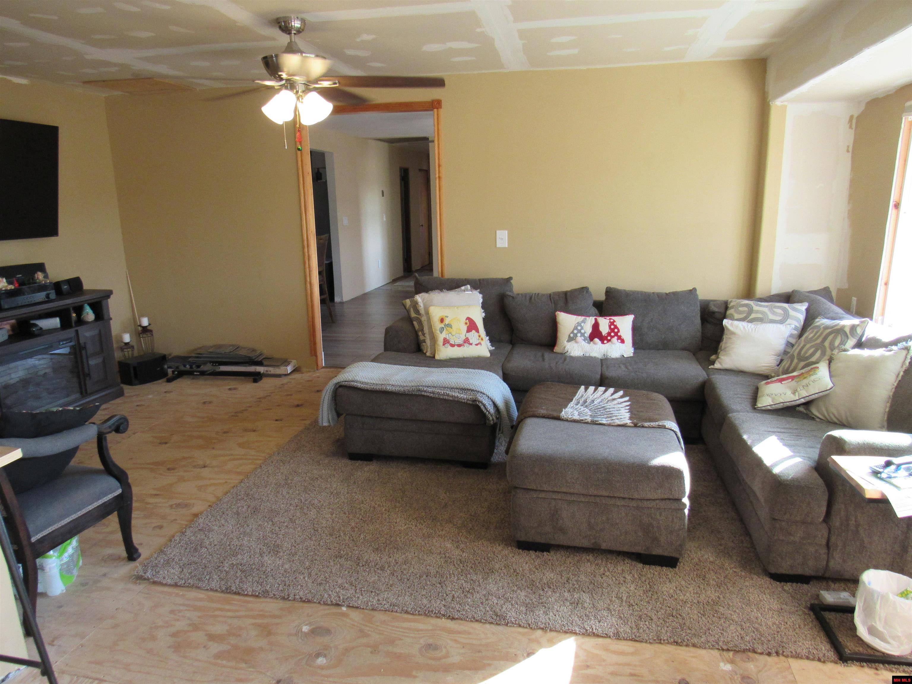 218 S CEDAR STREET Yellville, AR 72687