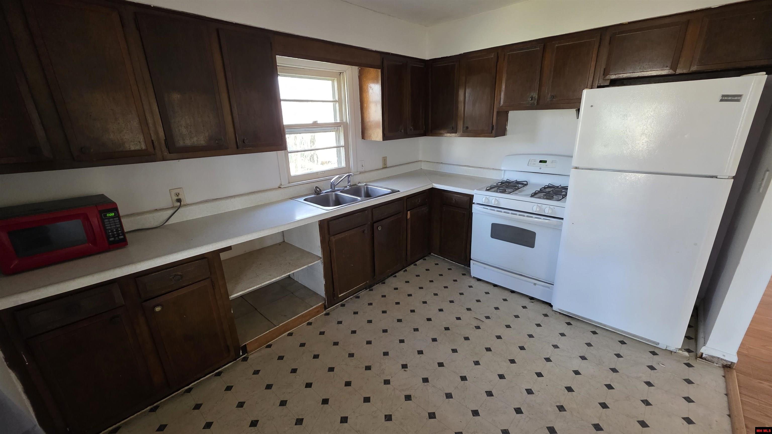 317 W 5TH STREET Yellville, AR