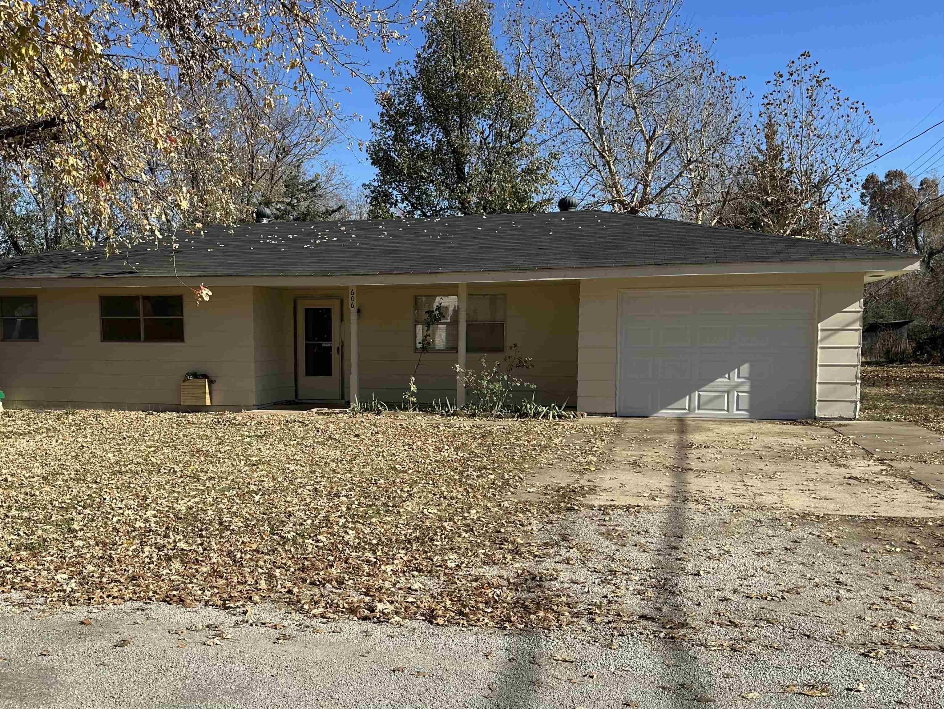 606 Iowa St