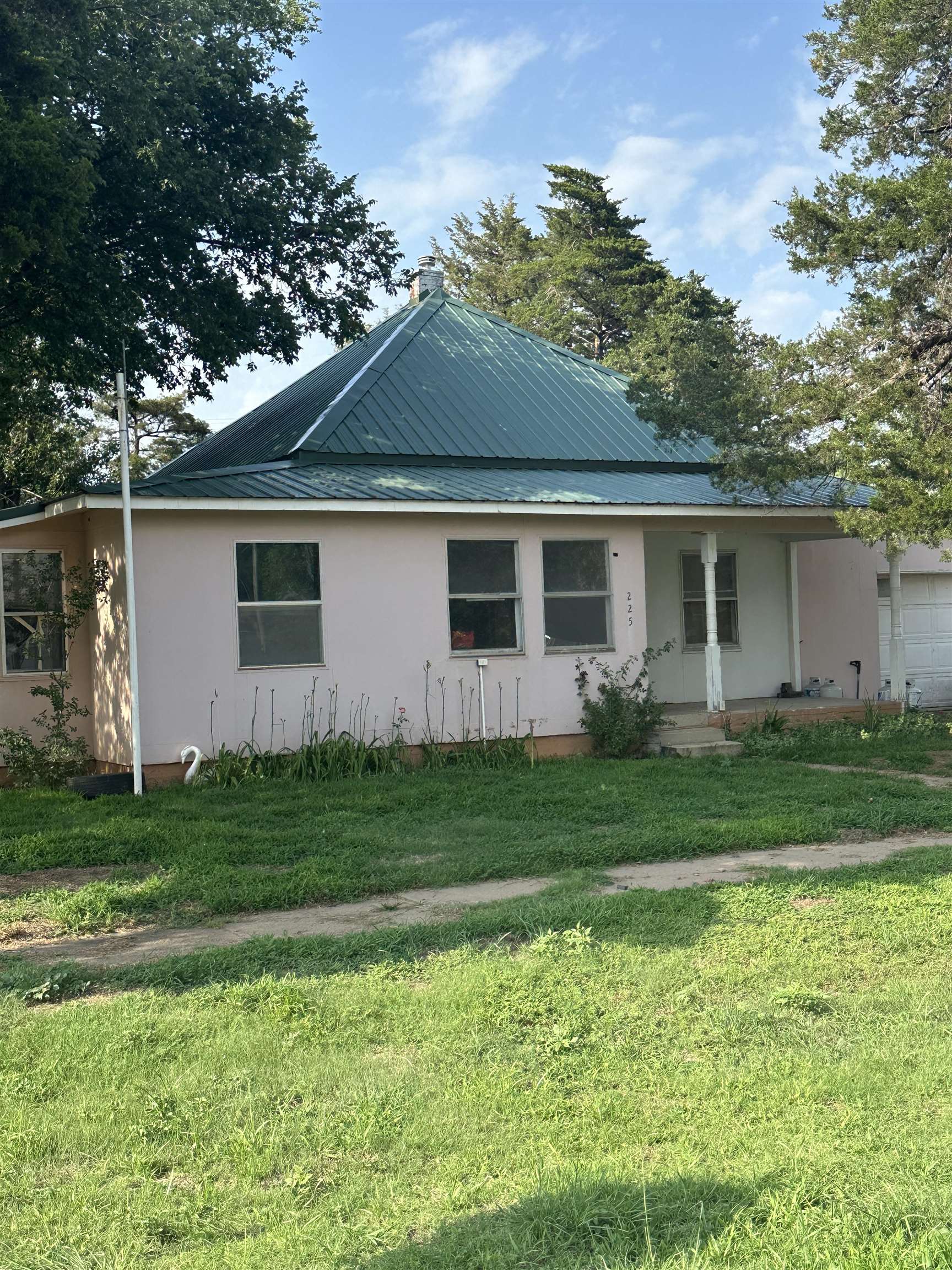 225 W Corn St