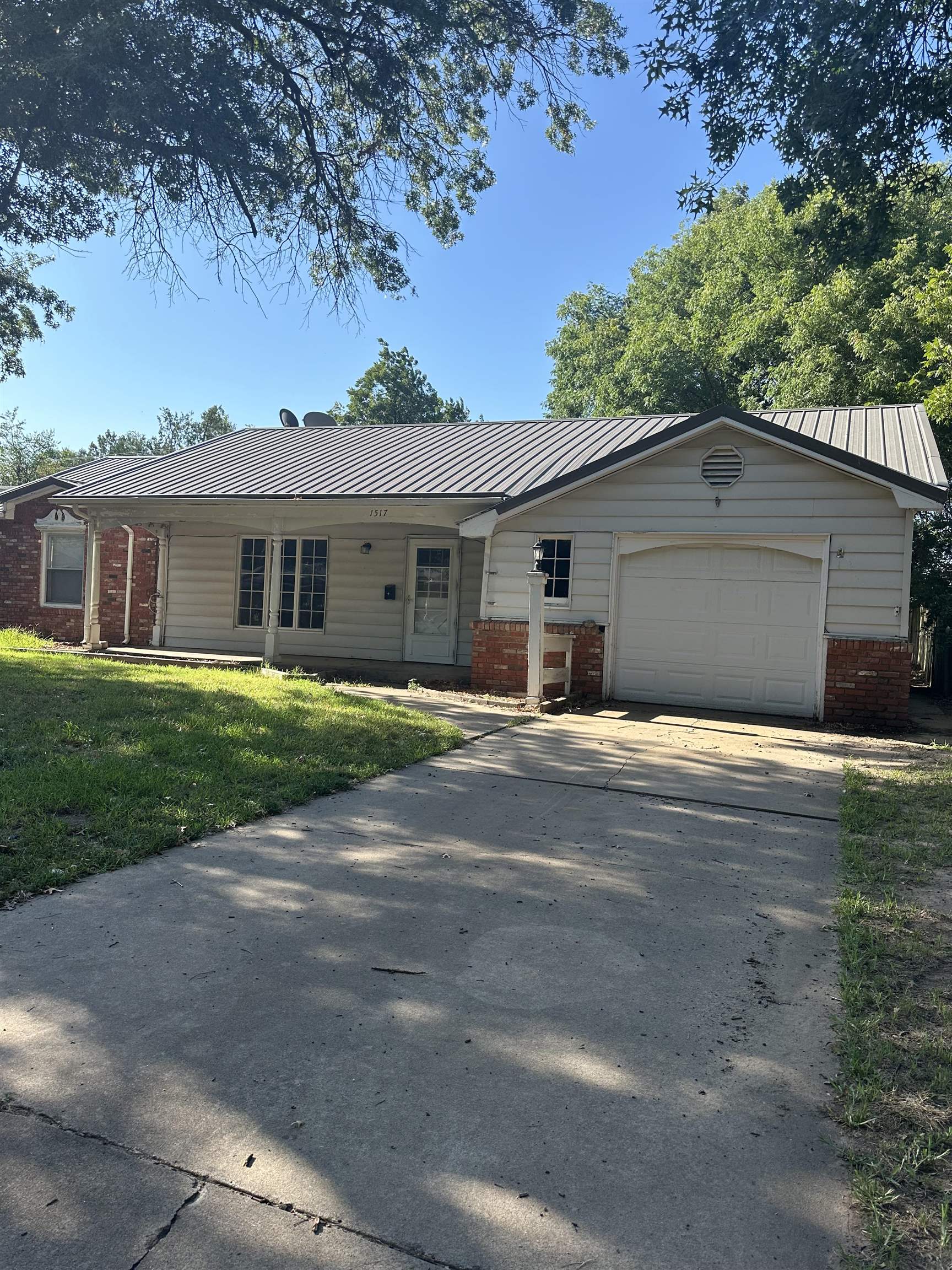 1517 W Thompson Ave