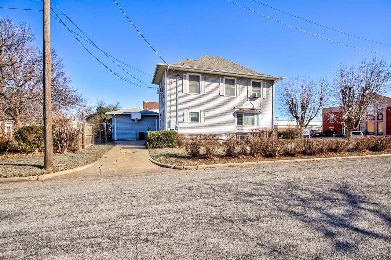 418 W Maple Ave