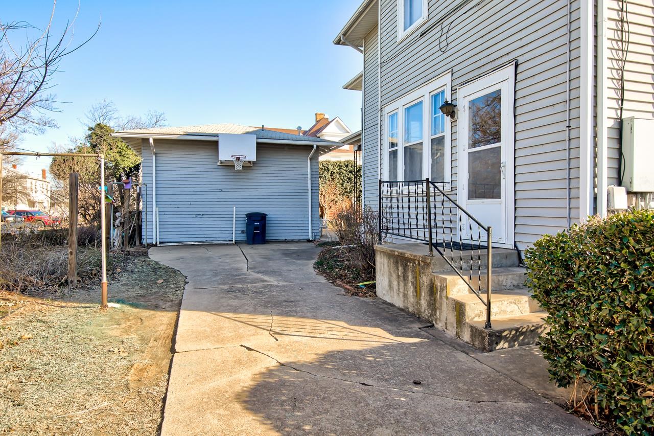 418 W Maple Ave