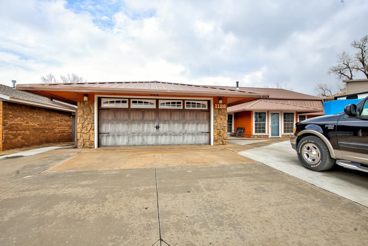 1126 Hillcrest Dr