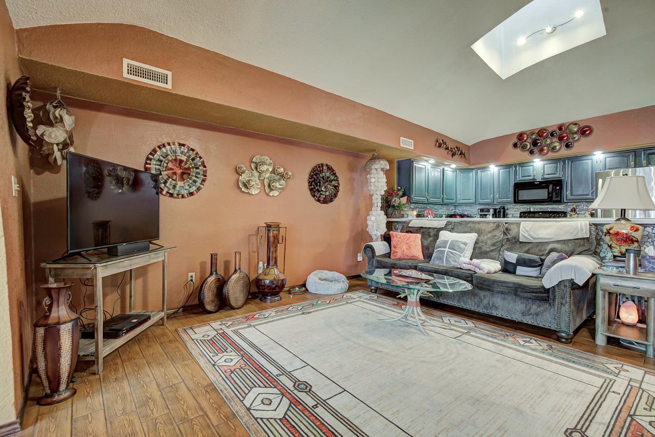 1126 Hillcrest Dr