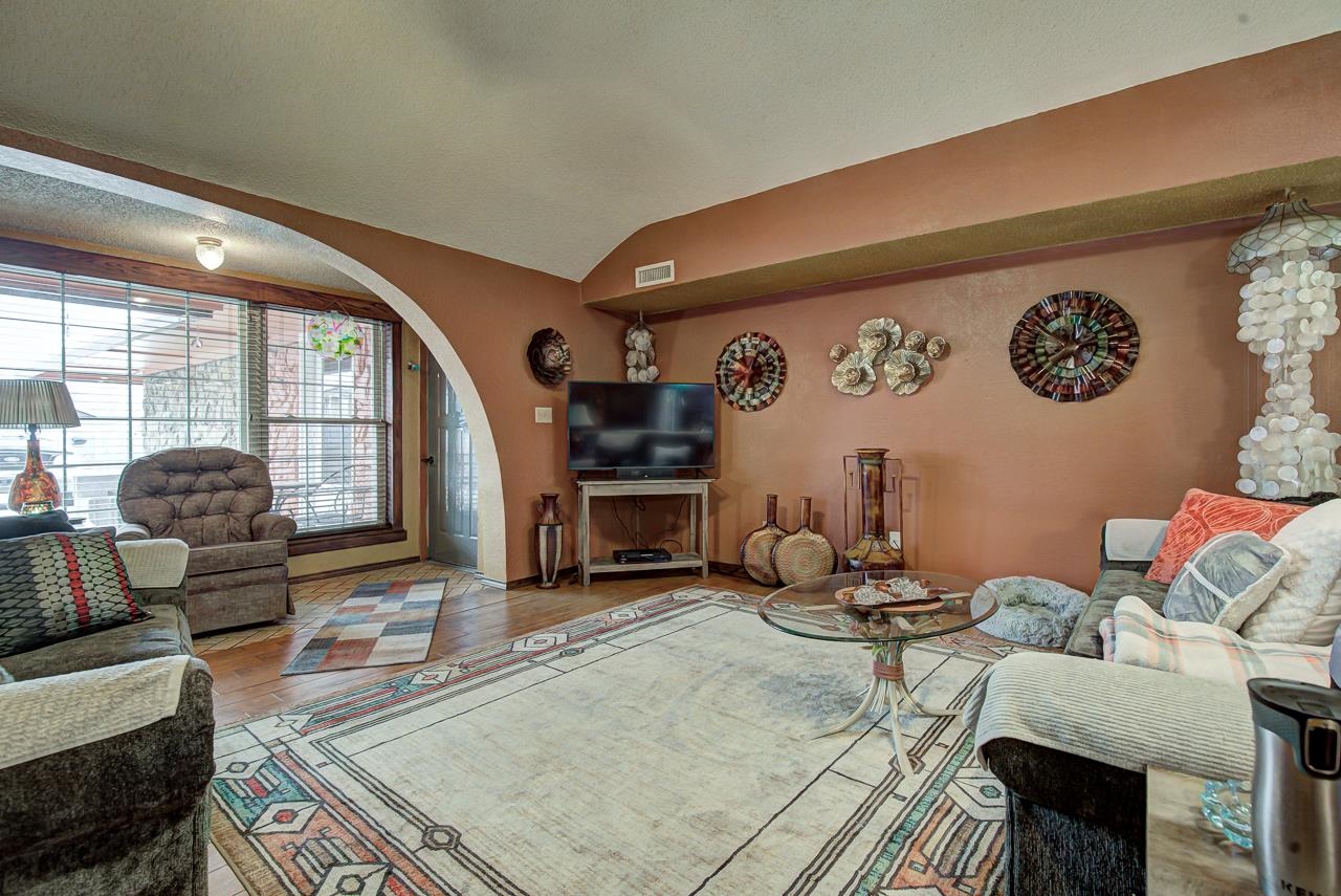 1126 Hillcrest Dr