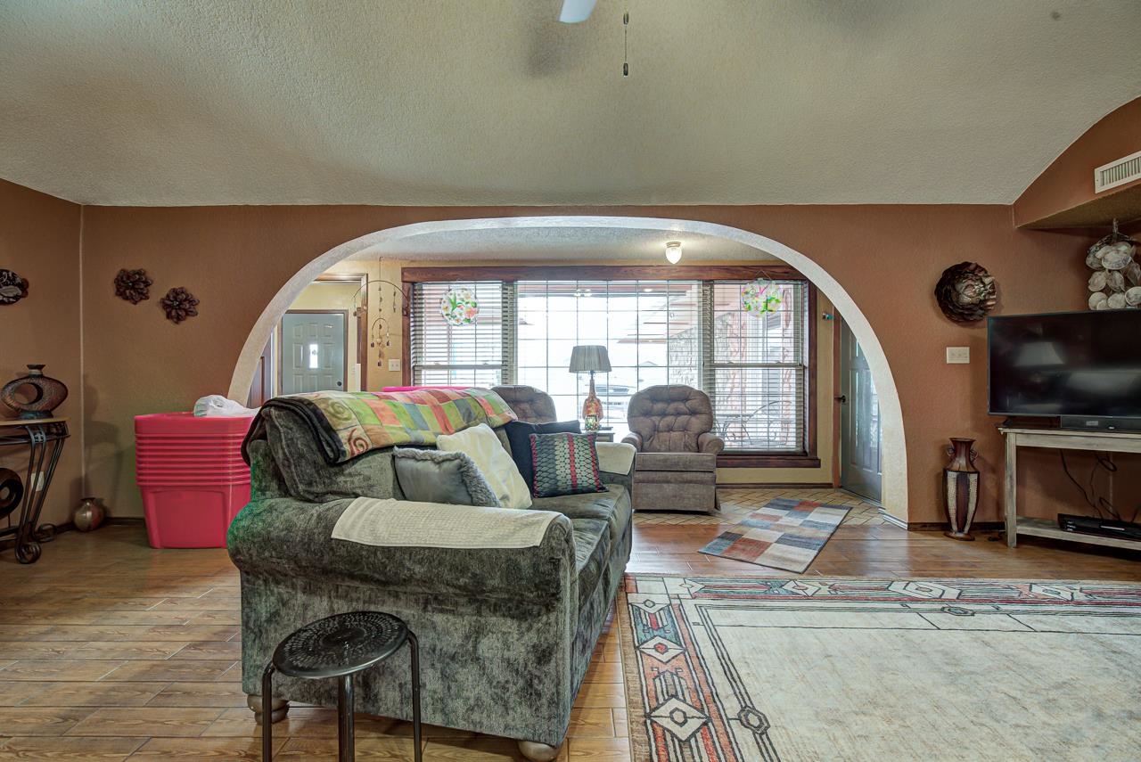 1126 Hillcrest Dr