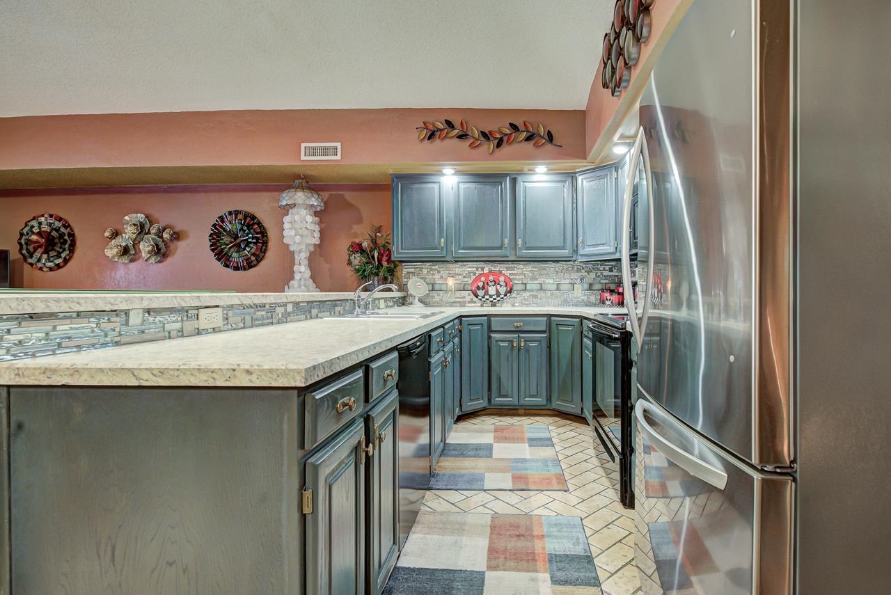 1126 Hillcrest Dr