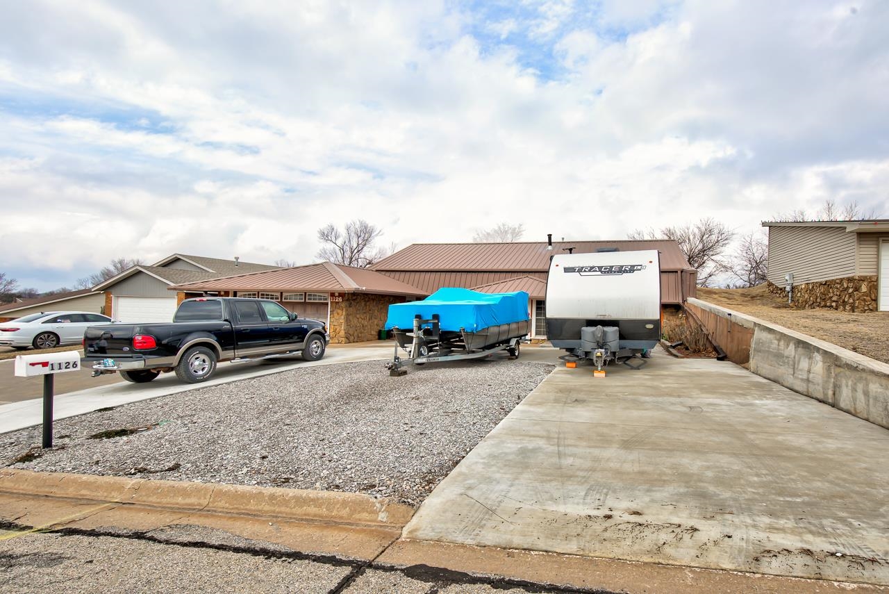 1126 Hillcrest Dr