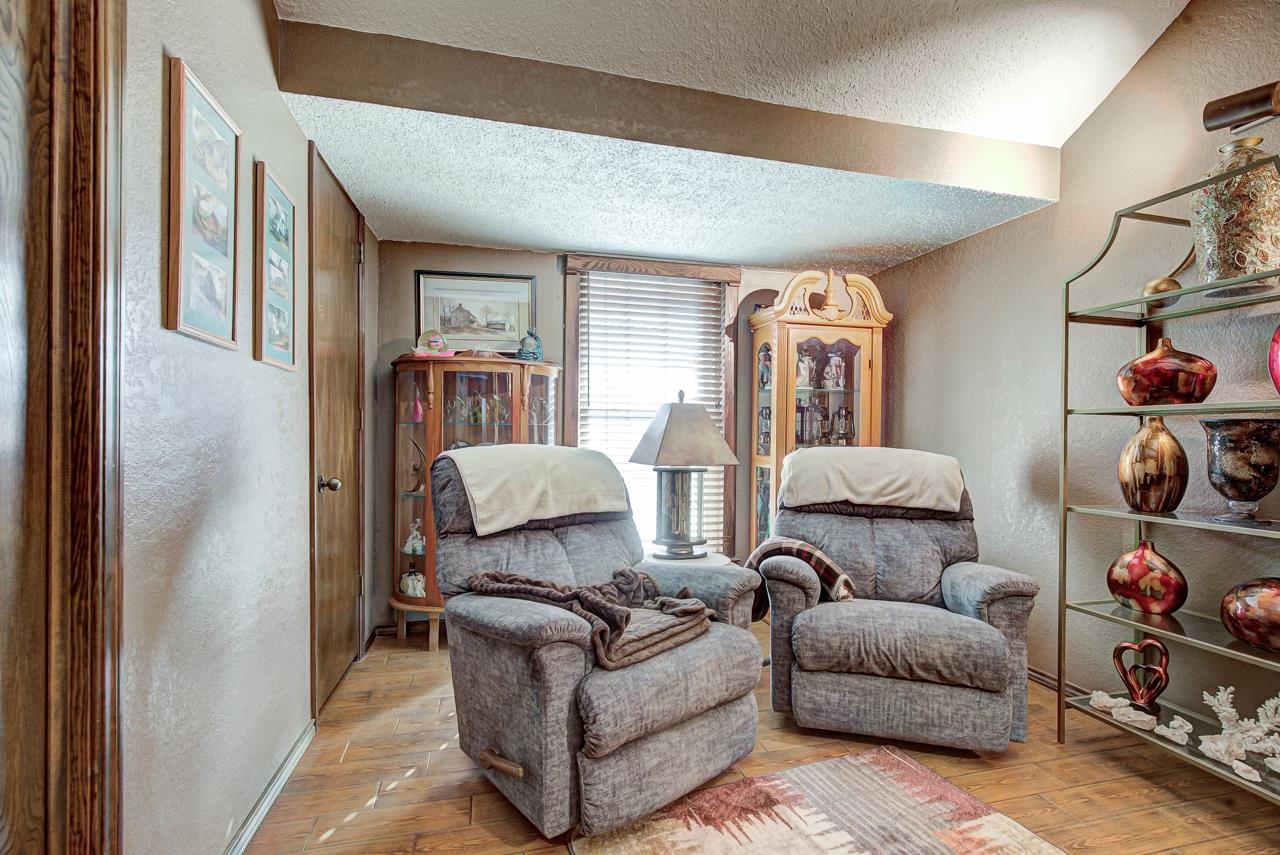 1126 Hillcrest Dr