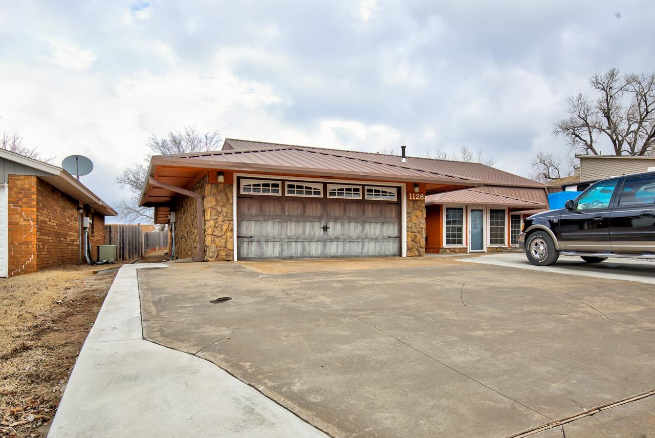 1126 Hillcrest Dr