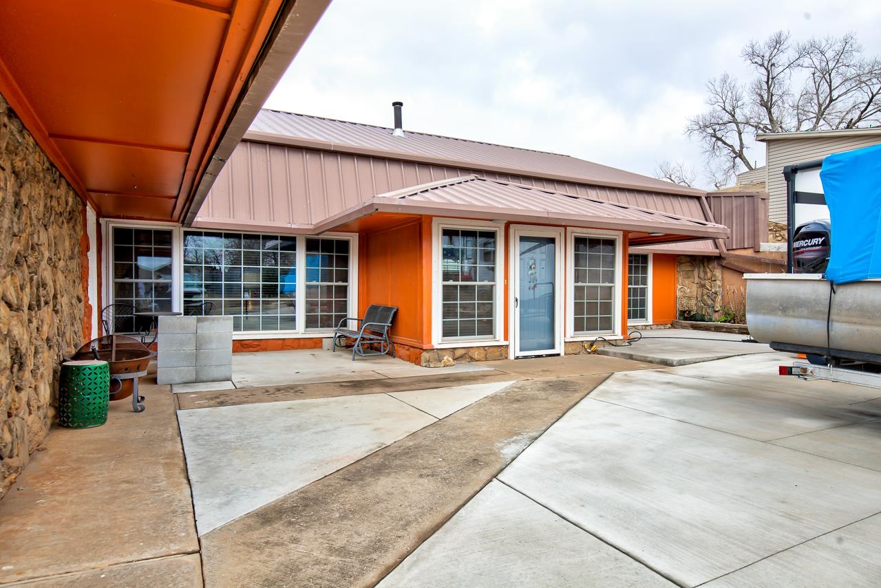 1126 Hillcrest Dr