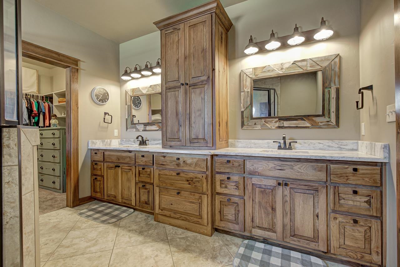 12 Chisholm Ln