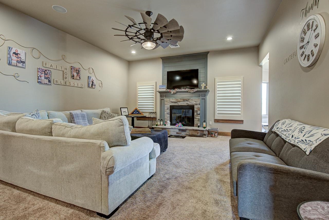 12 Chisholm Ln