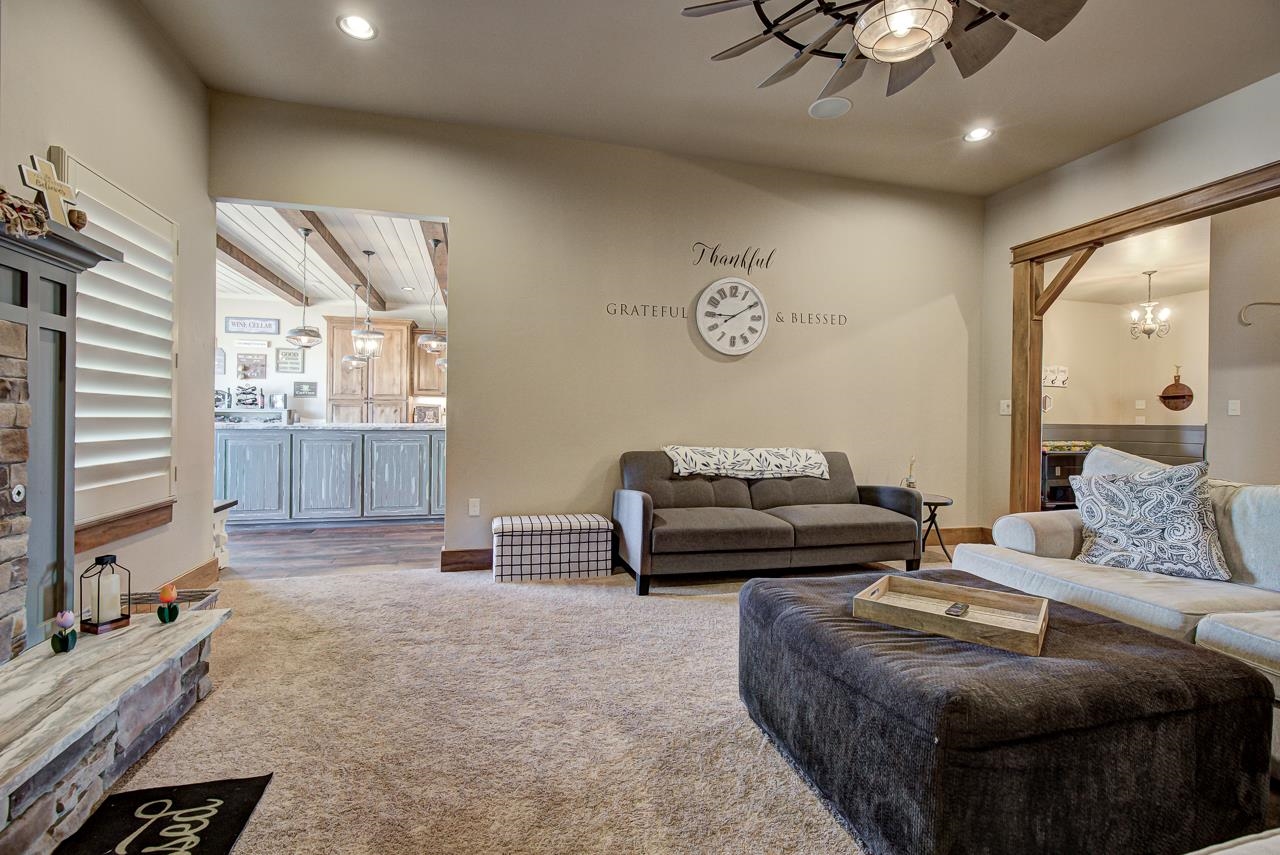 12 Chisholm Ln