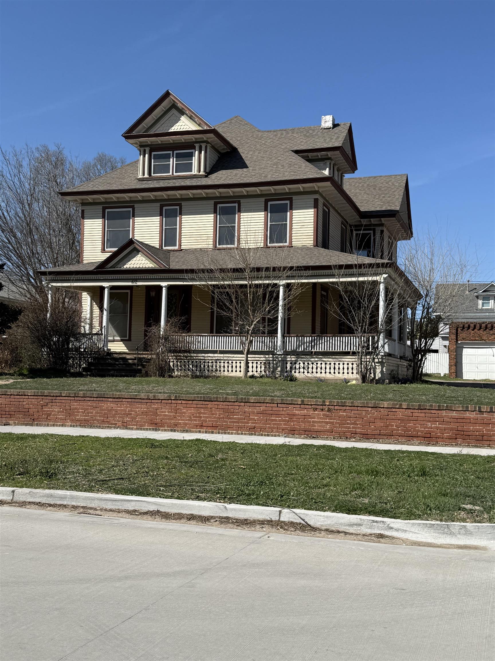412 W Elm St