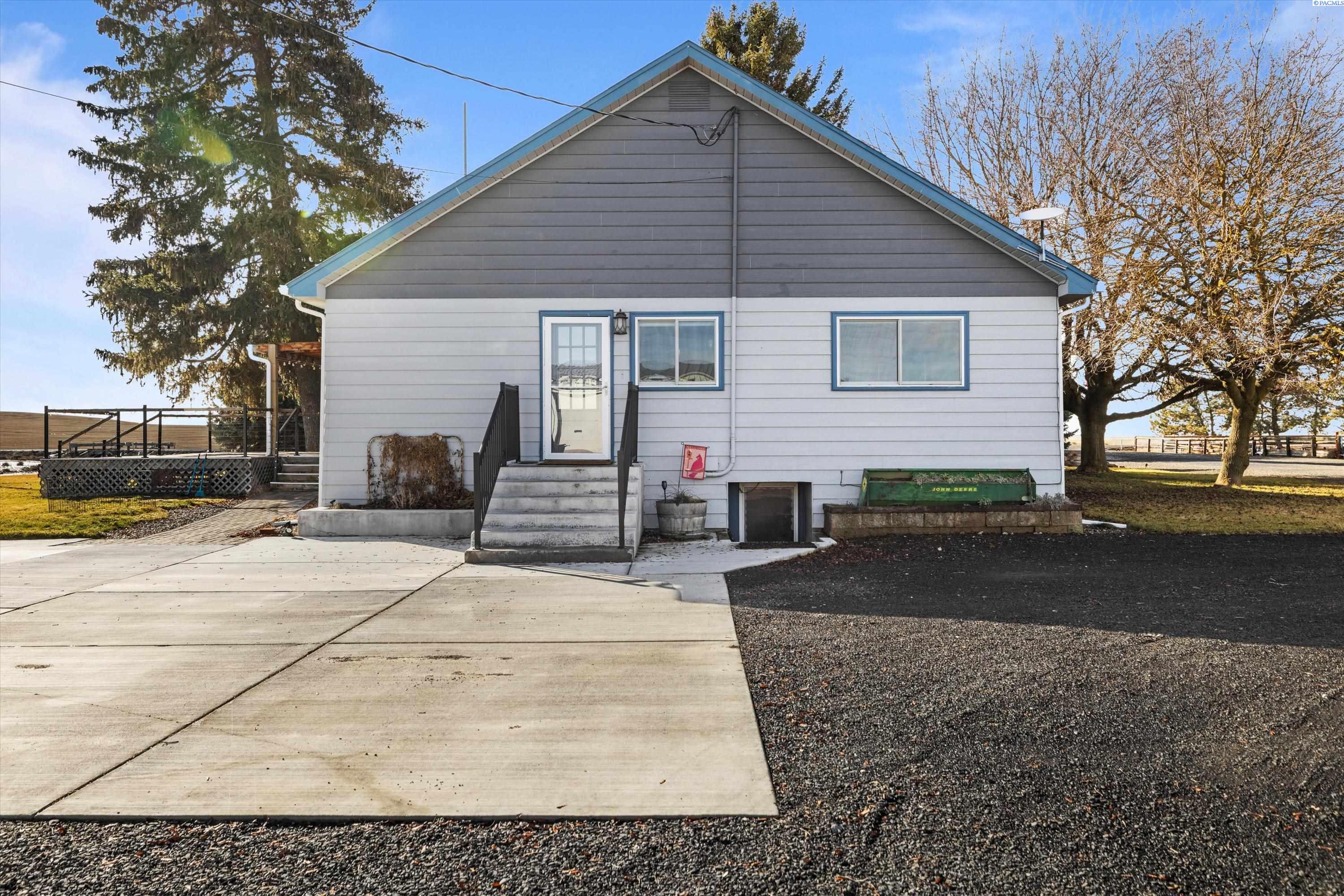 2082 E Neergaard RD.