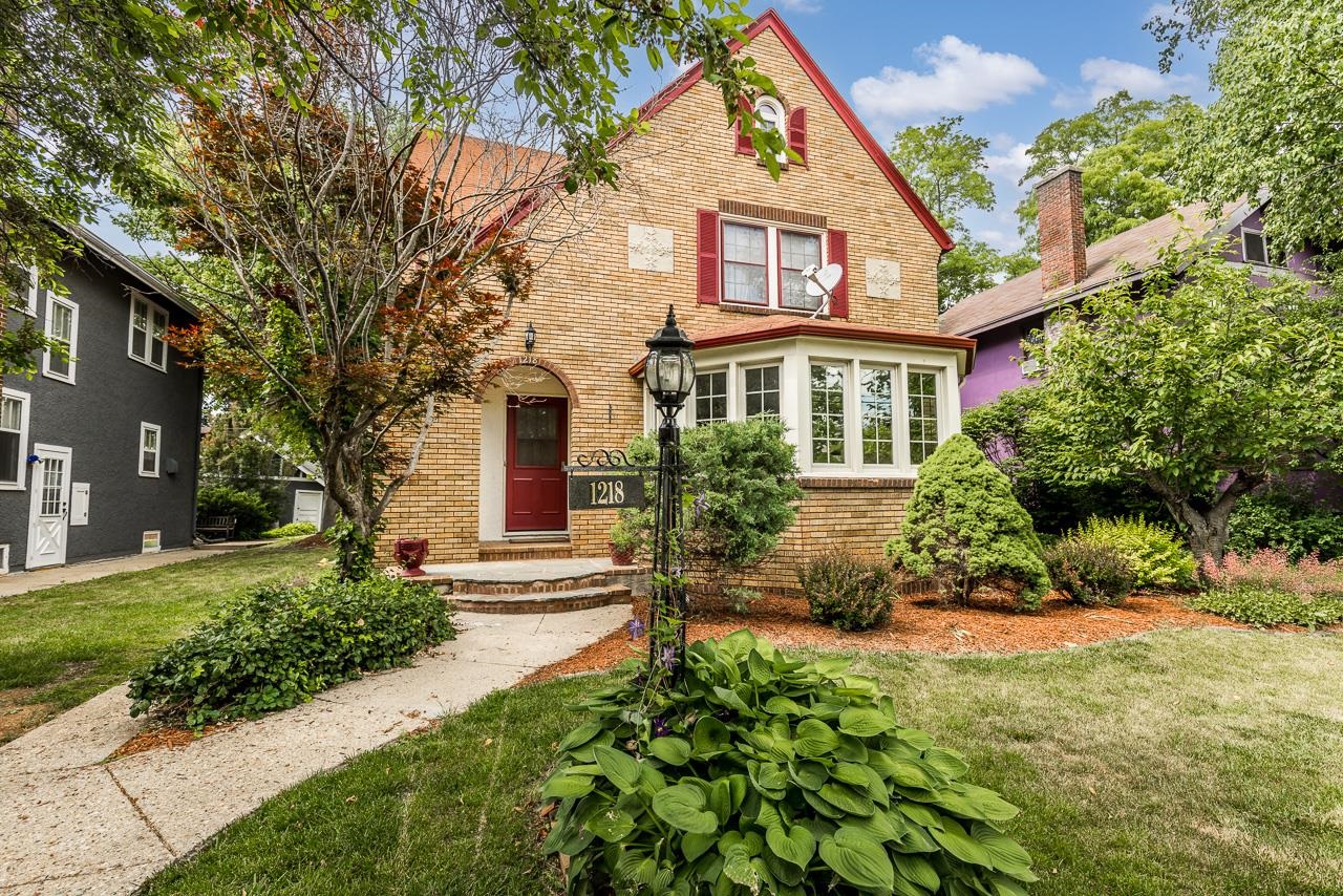 For Sale 1218 Harlem Boulevard, Rockford, IL 61103 4 Beds / 1 Full